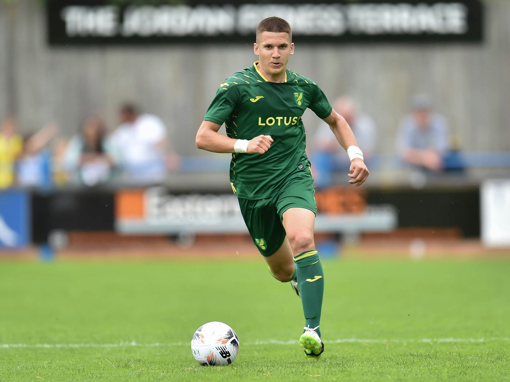 Christos Tzolis führt den Ball.