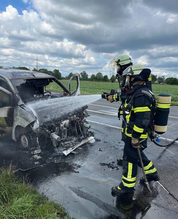 Einsatzkräfte der Hürther Feuerwehr löschen einen in Brand geratenen Kastenwagen.
