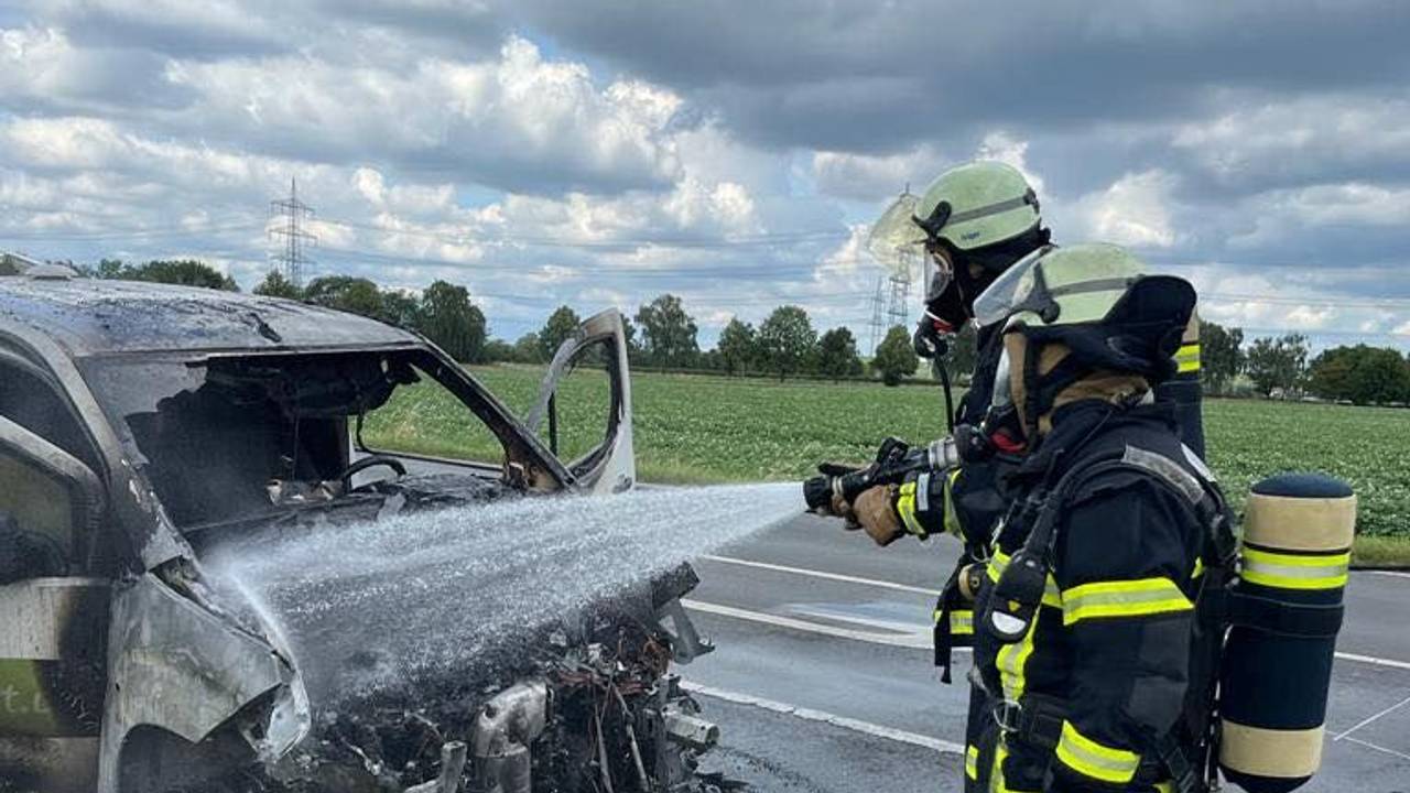 Einsatzkräfte der Hürther Feuerwehr löschen einen in Brand geratenen Kastenwagen.