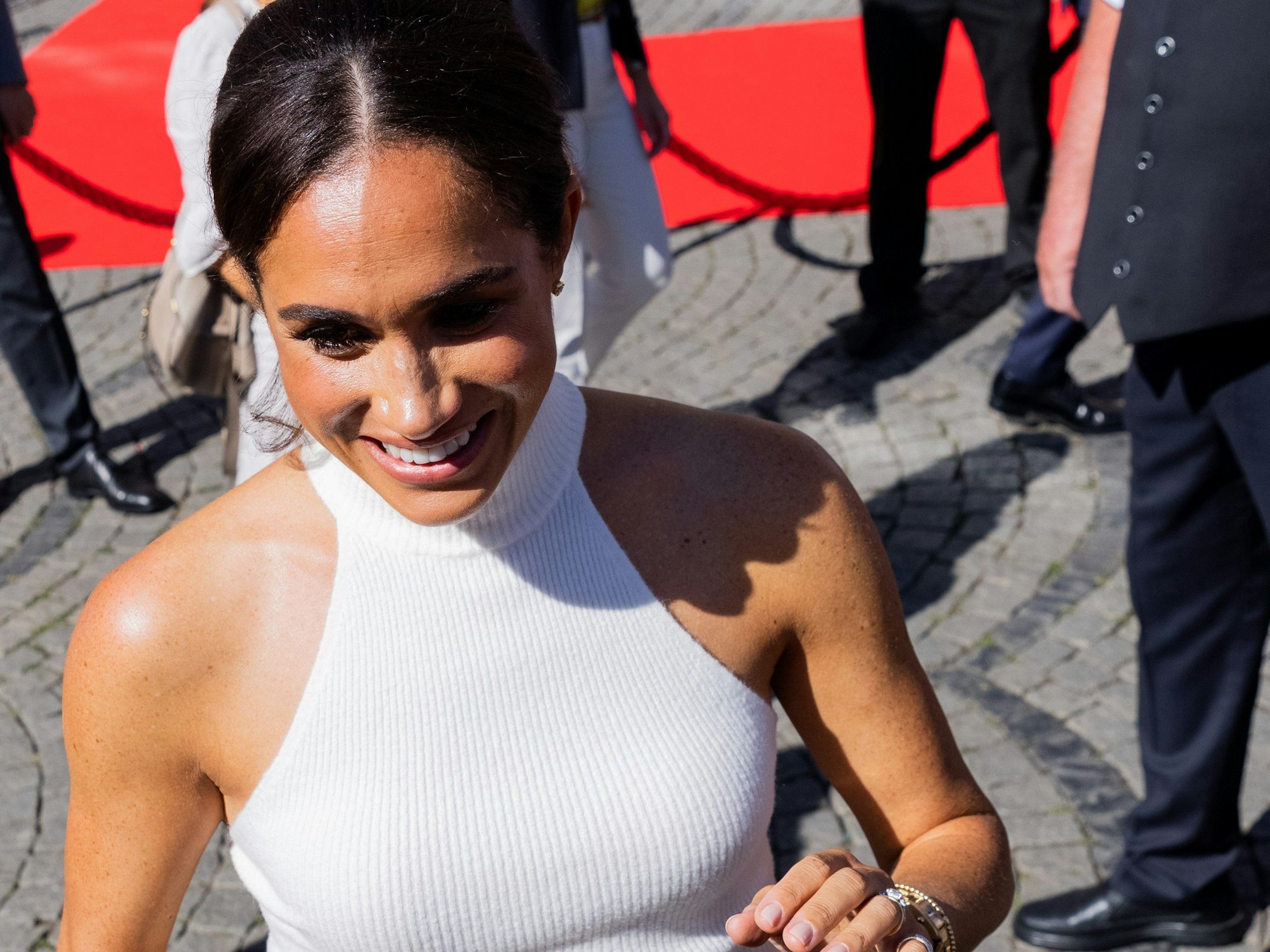 Herzlicher Empfang: Herzogin Meghan wurde 2022 in Düsseldorf von begeisterten Fans empfangen.