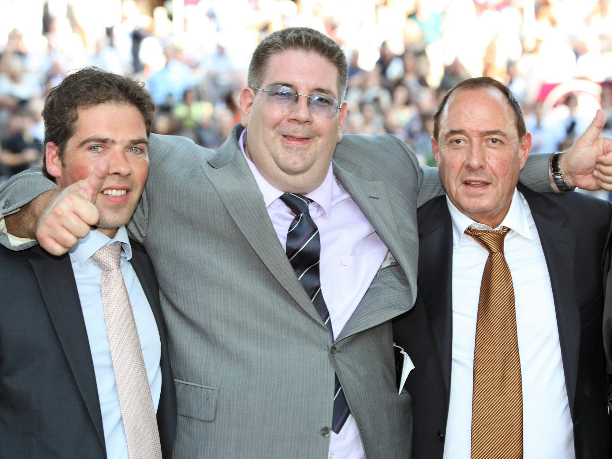 Galopp-Trainer Christophe Ferland mit Olaf Profft (Mitte) und Simon Springer (r.) im Jahr 2011 in Longchamp, Frankreich.