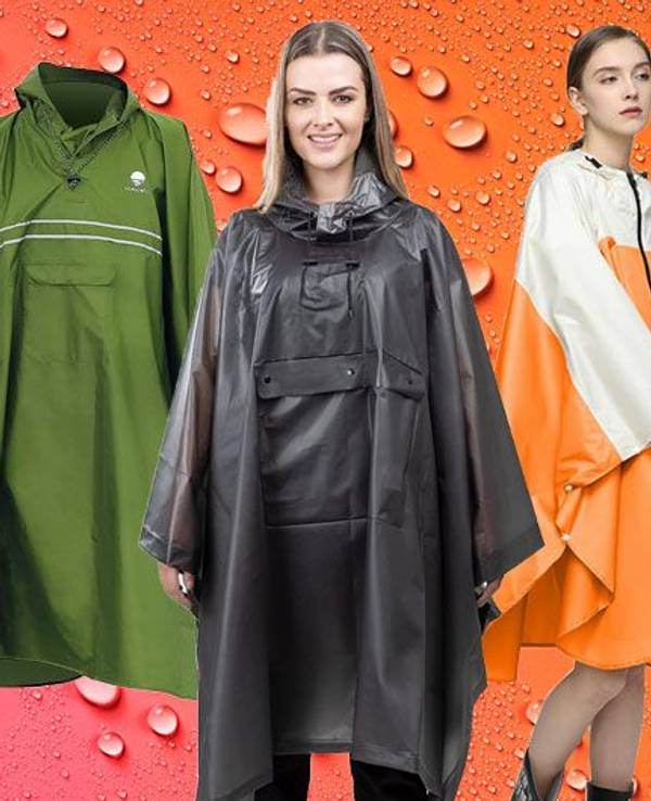 Auf dem Bild sind drei Regenponchos zu sehen.
