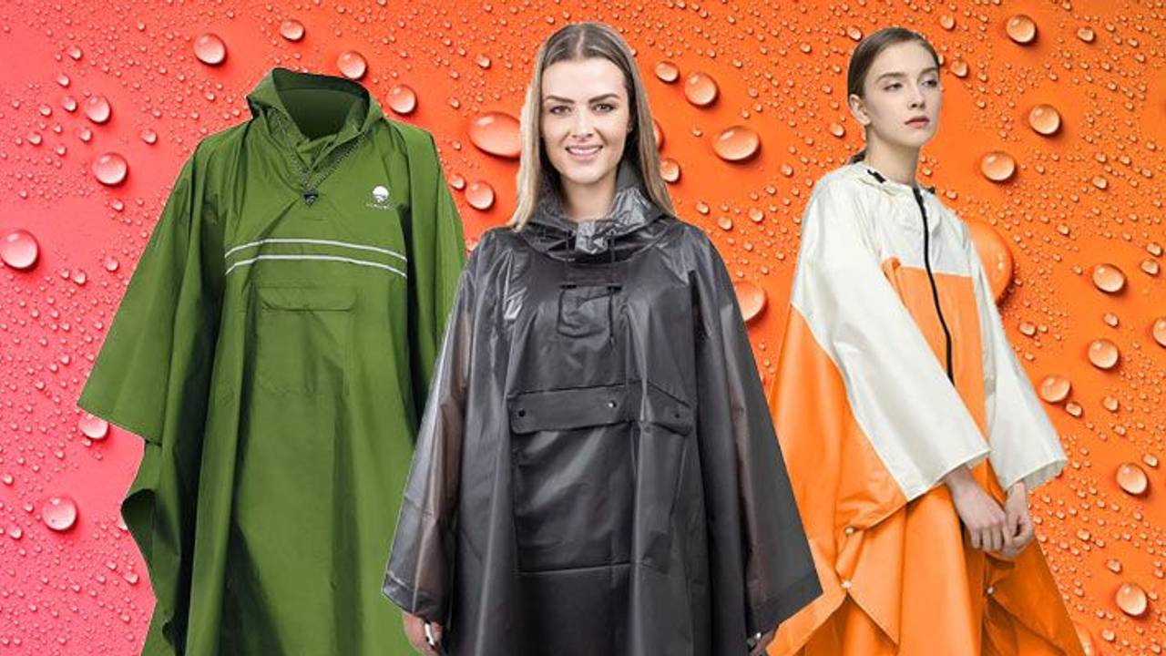 Auf dem Bild sind drei Regenponchos zu sehen.