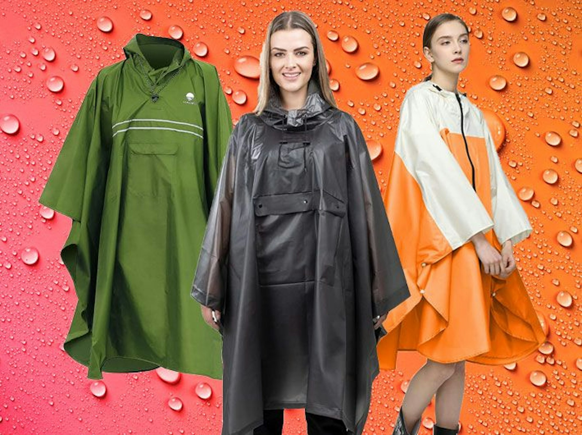 Auf dem Bild sind drei Regenponchos zu sehen.