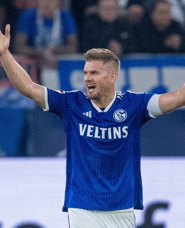 Veltins Arena: Schalkes Simon Terodde beschwert sich auf dem Platz.