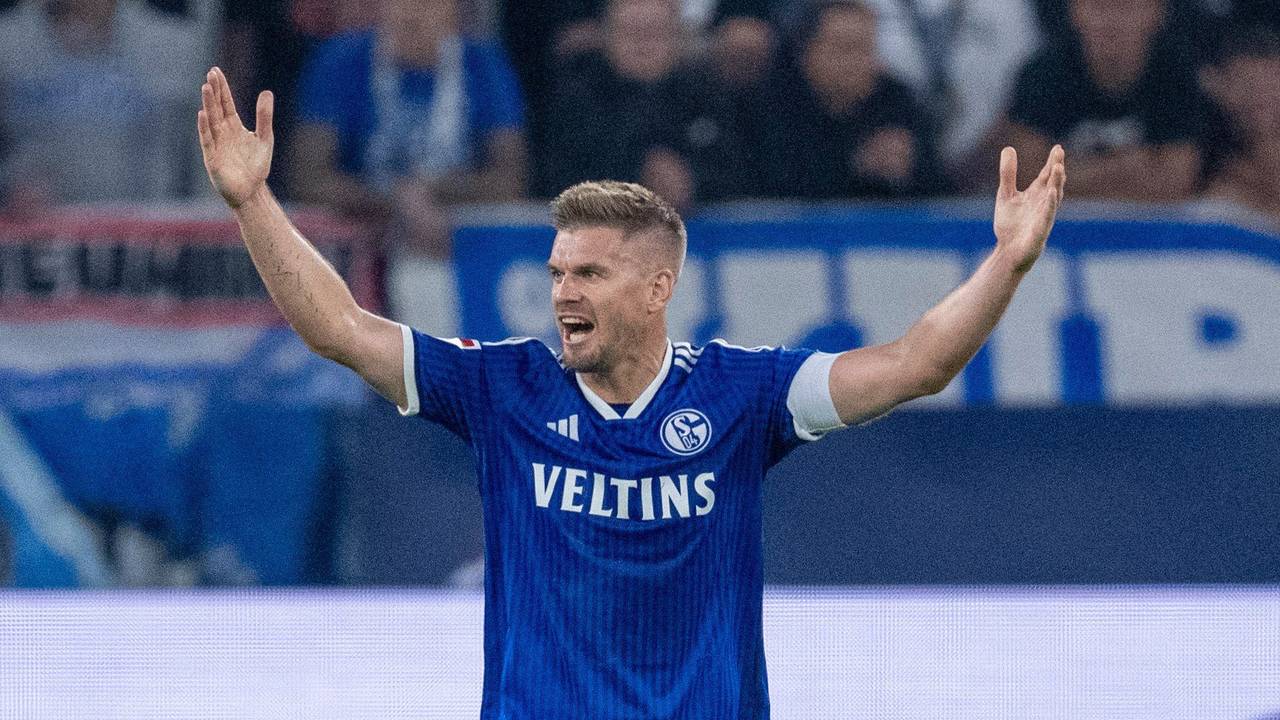 Veltins Arena: Schalkes Simon Terodde beschwert sich auf dem Platz.