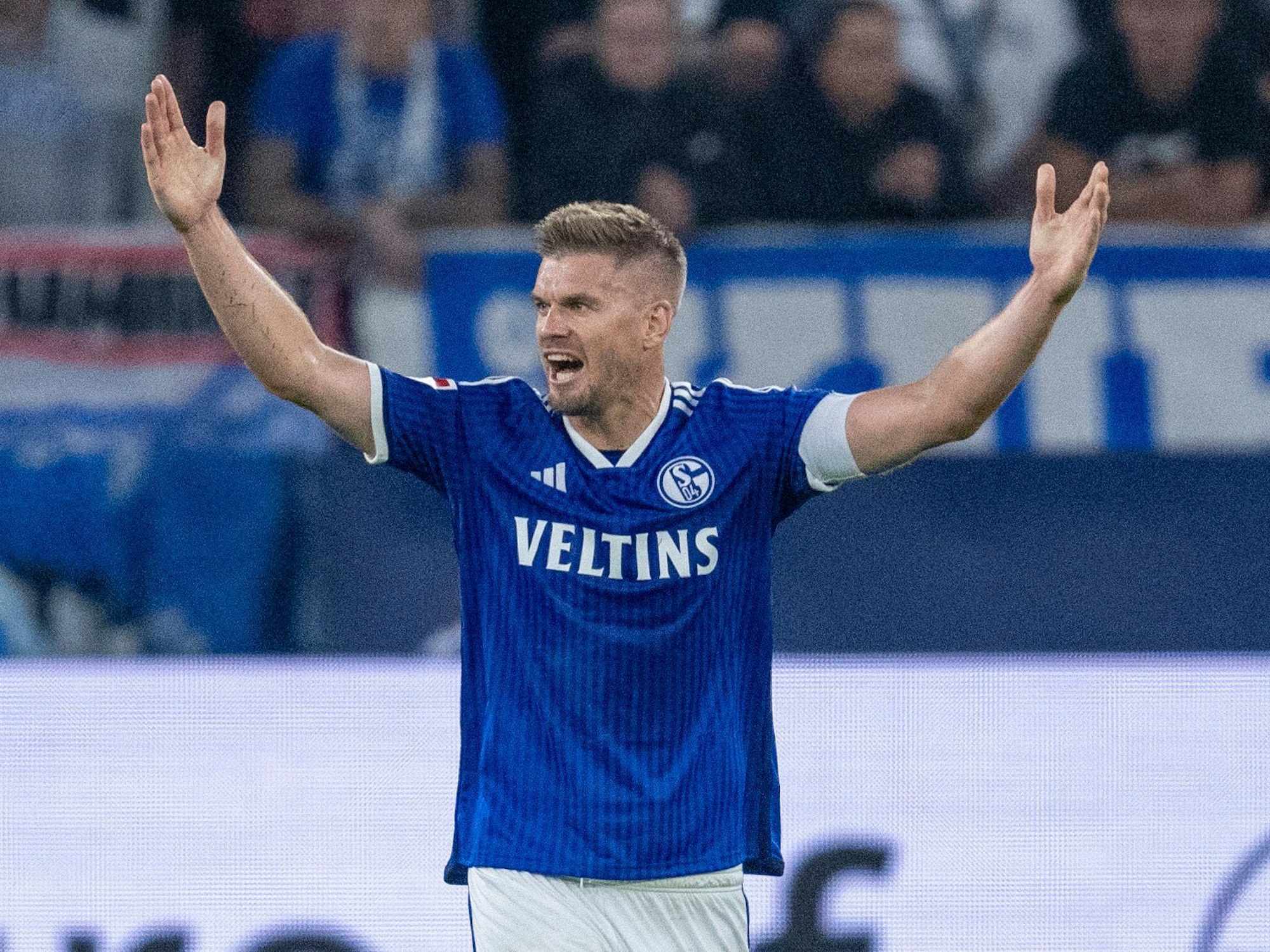 Veltins Arena: Schalkes Simon Terodde beschwert sich auf dem Platz.