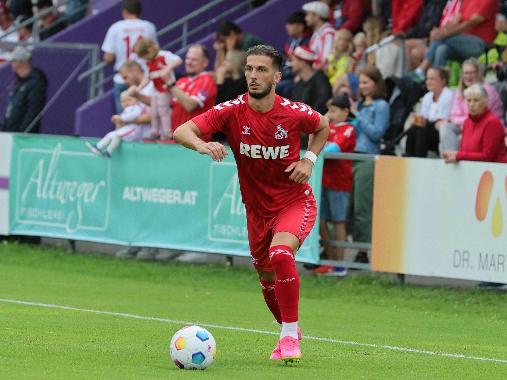 Leart Paqarada dribbelt mit dem Ball.