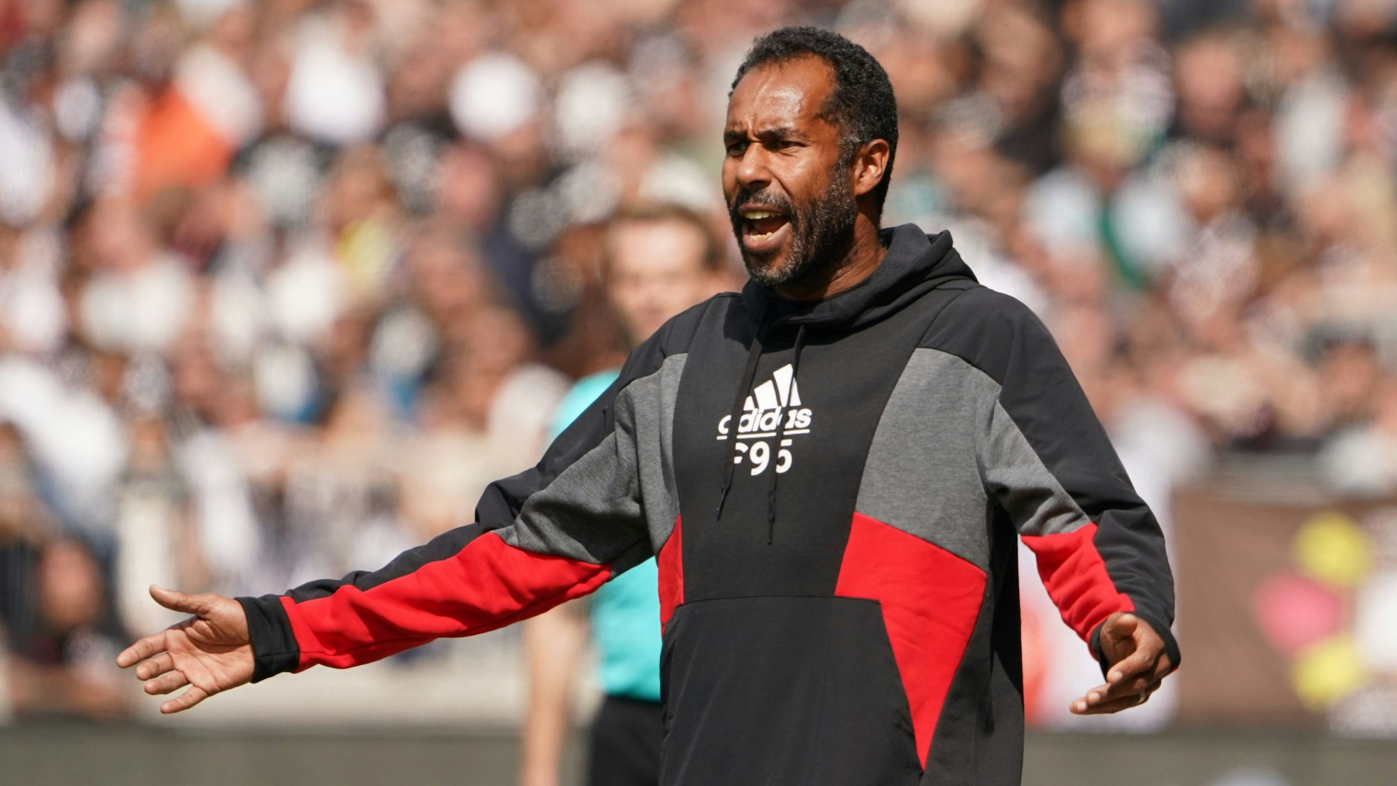 Fortuna Düsseldorfs Trainer Daniel Thioune gestikuliert im Spiel beim FC St. Pauli am Spielfeldrand.