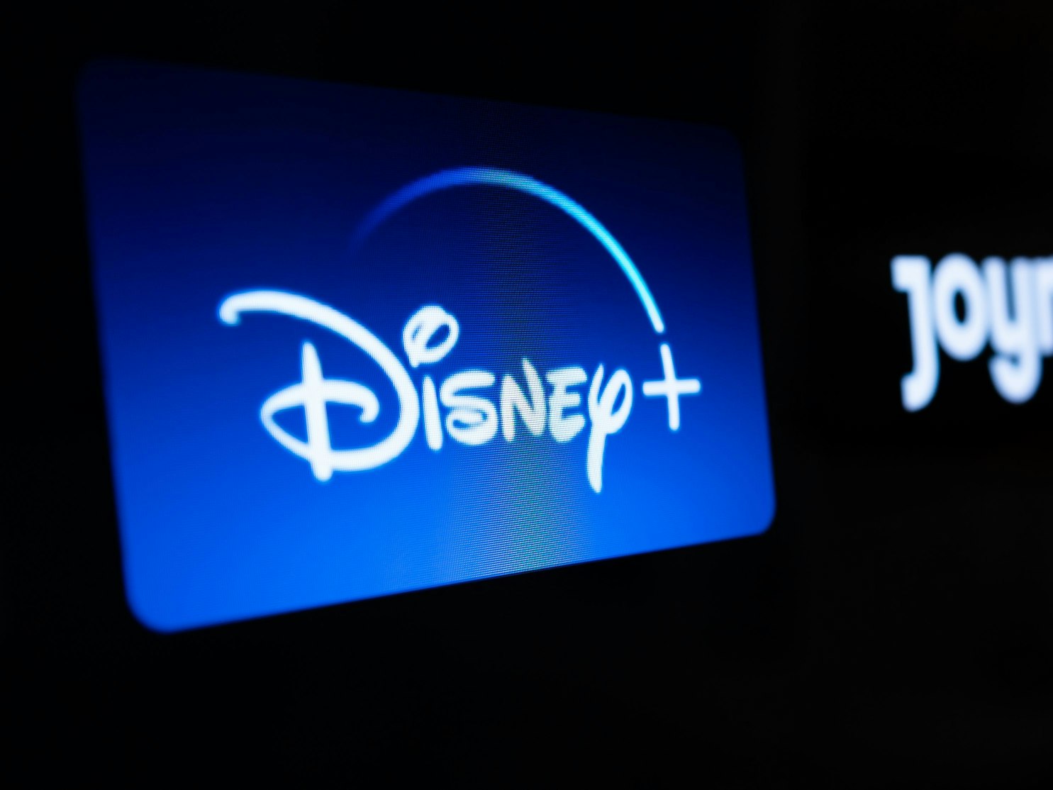 Auf einem Fernseher sind verschiedene Streaming-Dienste geöffnet, hier im März 2022.