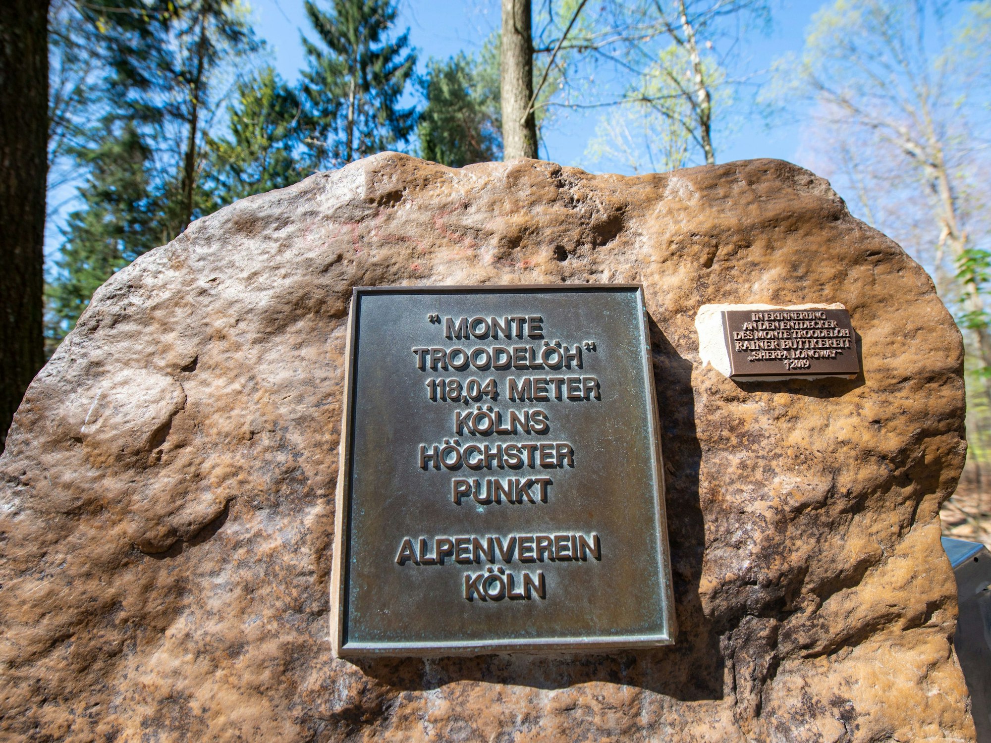 Die Steintafel am Monte Troodelöh, Kölns höchster Erhebung.