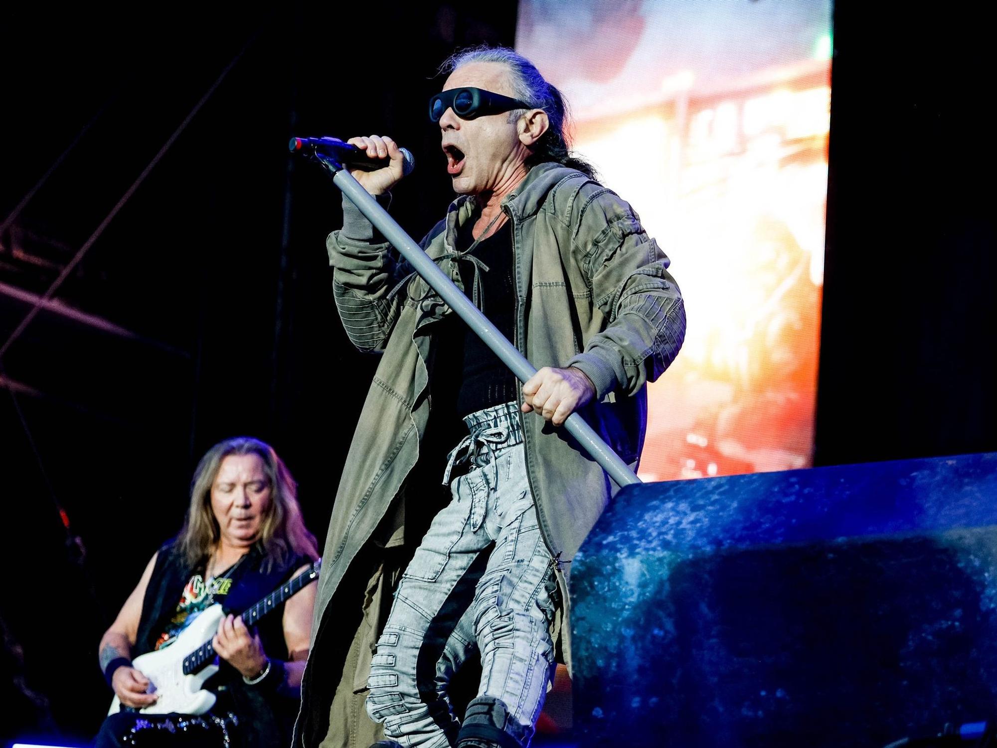Die britische Heavy-Metal-Band Iron Maiden um Sänger Bruce Dickinson steht beim Wacken Open Air auf der Harder-Stage.