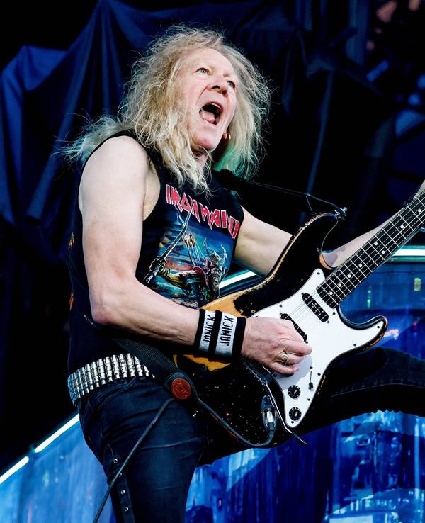 Janick Gers, Gitarrist der britischen Heavy-Metal-Band Iron Maiden, steht beim Wacken Open Air auf der Harder-Stage.