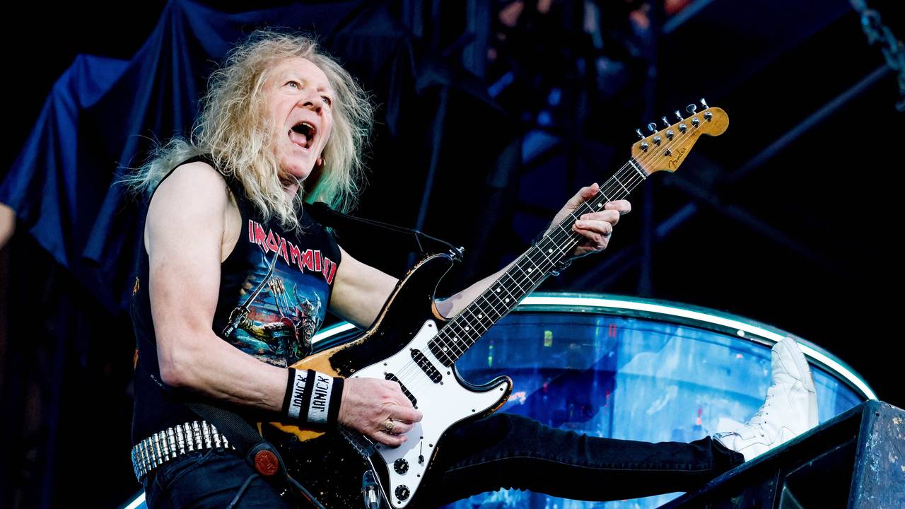 Janick Gers, Gitarrist der britischen Heavy-Metal-Band Iron Maiden, steht beim Wacken Open Air auf der Harder-Stage.