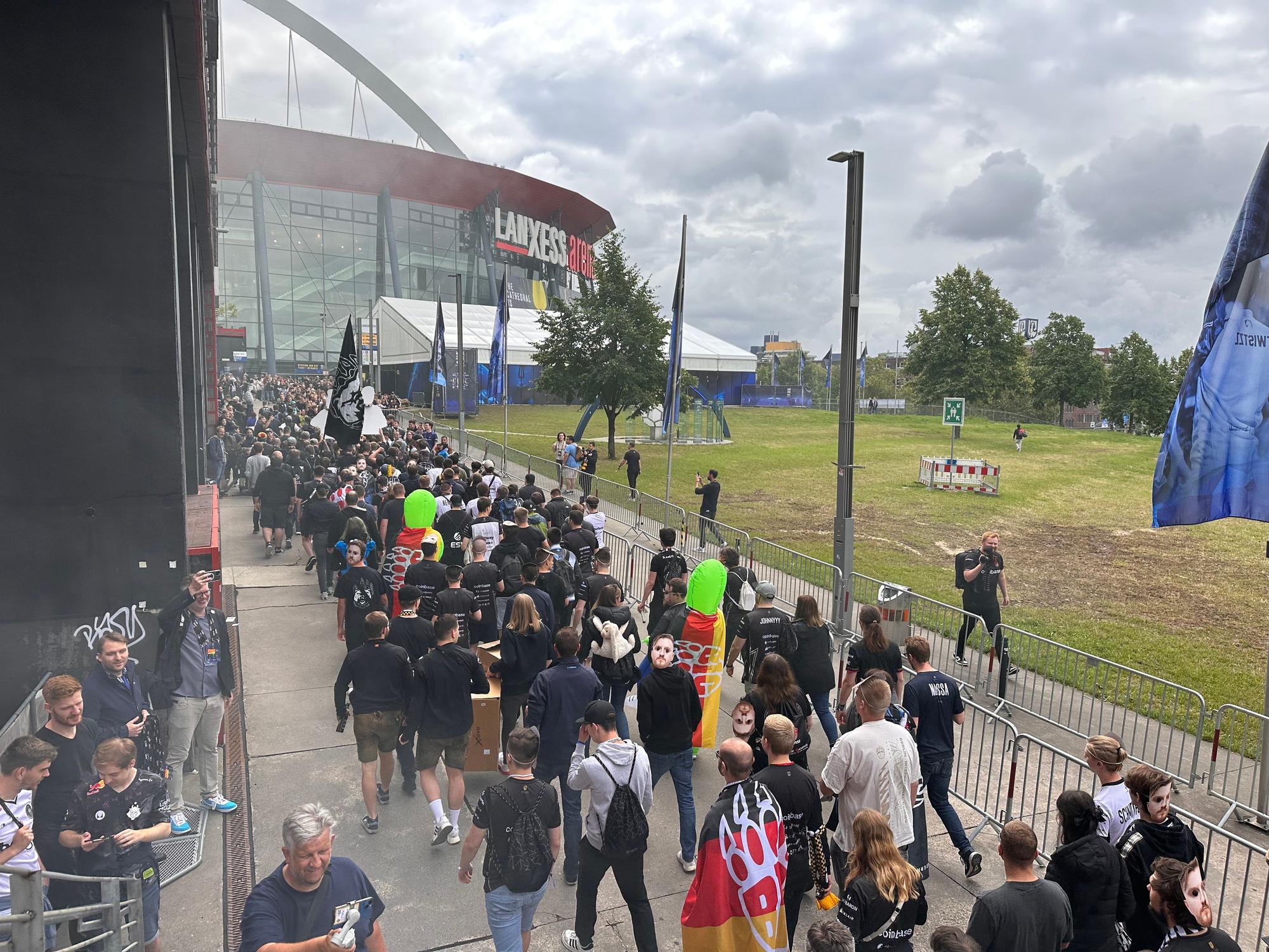 Eine Menschenmasse läuft Richtung Lanxess-Arena.