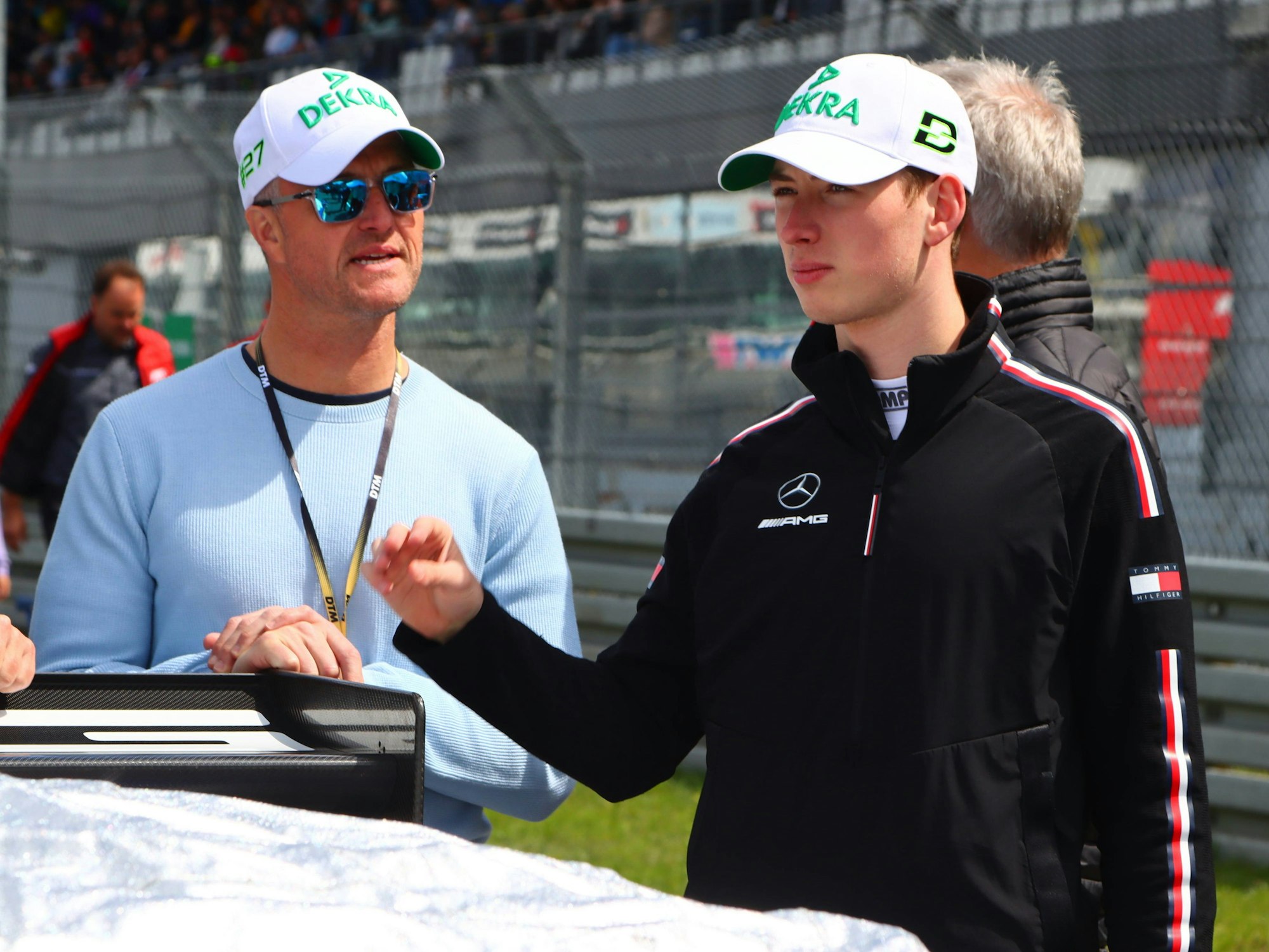 Ralf und David Schumacher vor der Startaufstellung beim DTM Rennen auf dem Nürburgring.