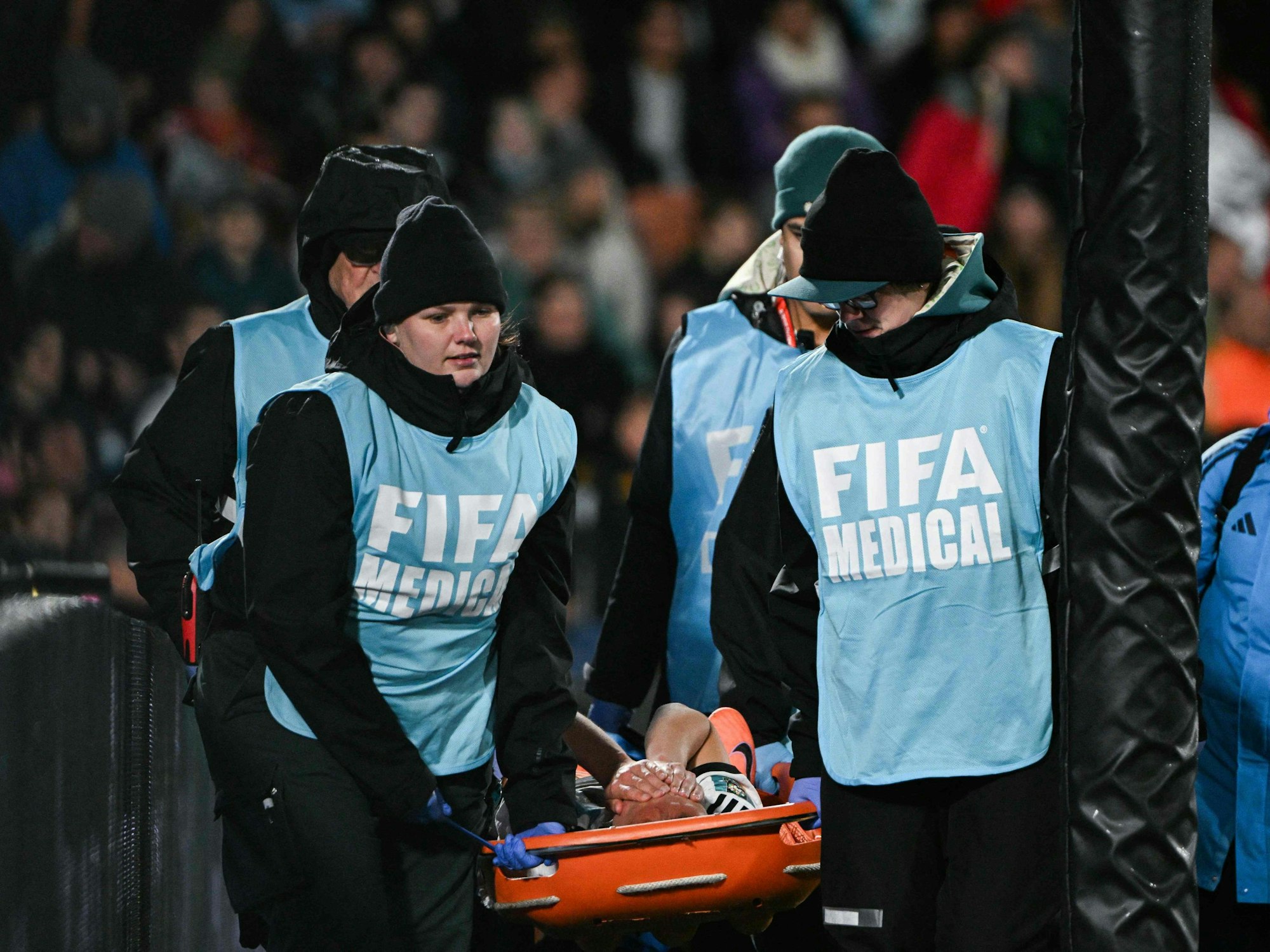 Florencia Bonsegundo wird unter Tränen vom Platz getragen.