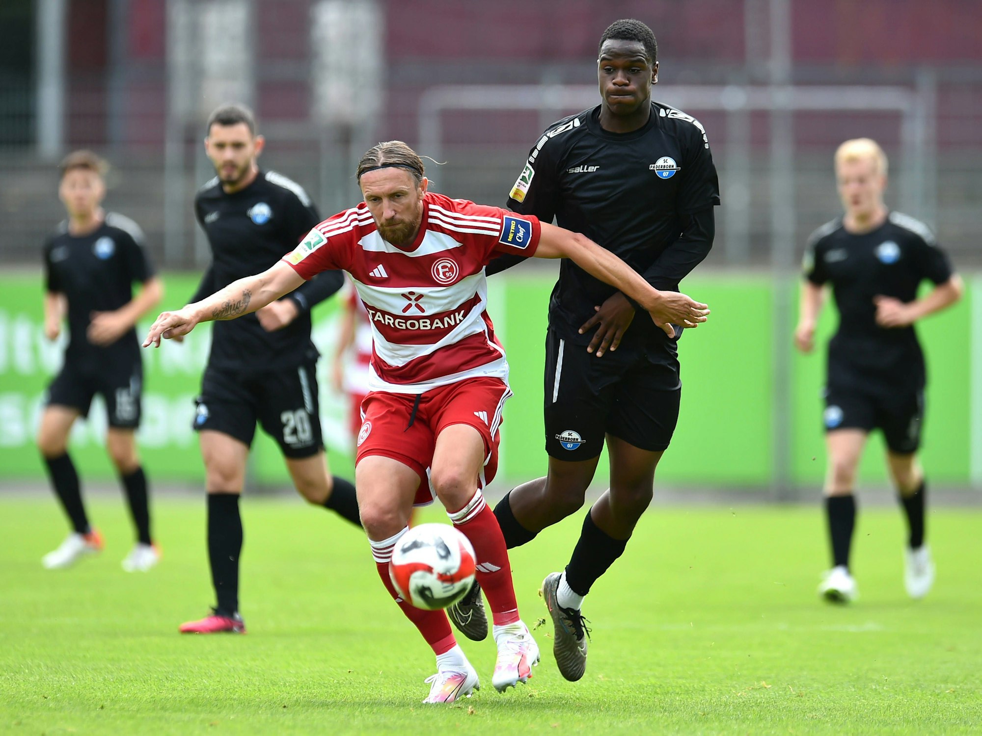Adam Bodzek behauptet den Ball vor Paderborns Ilyas Ansah.