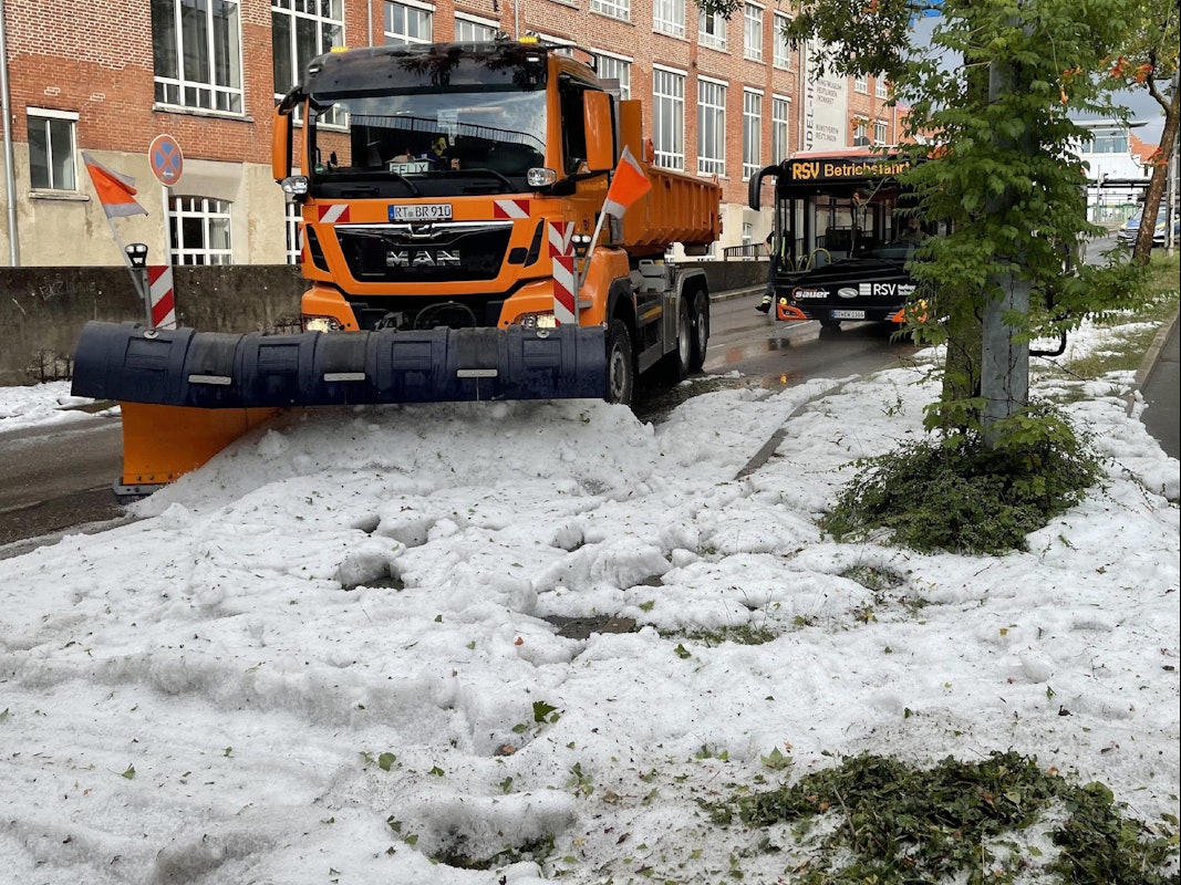 Die Technischen Betriebsdienste rücken mit Schneepflügen an um den Hagel von der Straße zu räumen. Winterdienst-Einsatz mitten im Sommer: Ein lokal begrenztes Unwetter hat Straßen in der Innenstadt von Reutlingen mit einer hohen Hagel-Schicht überzogen.