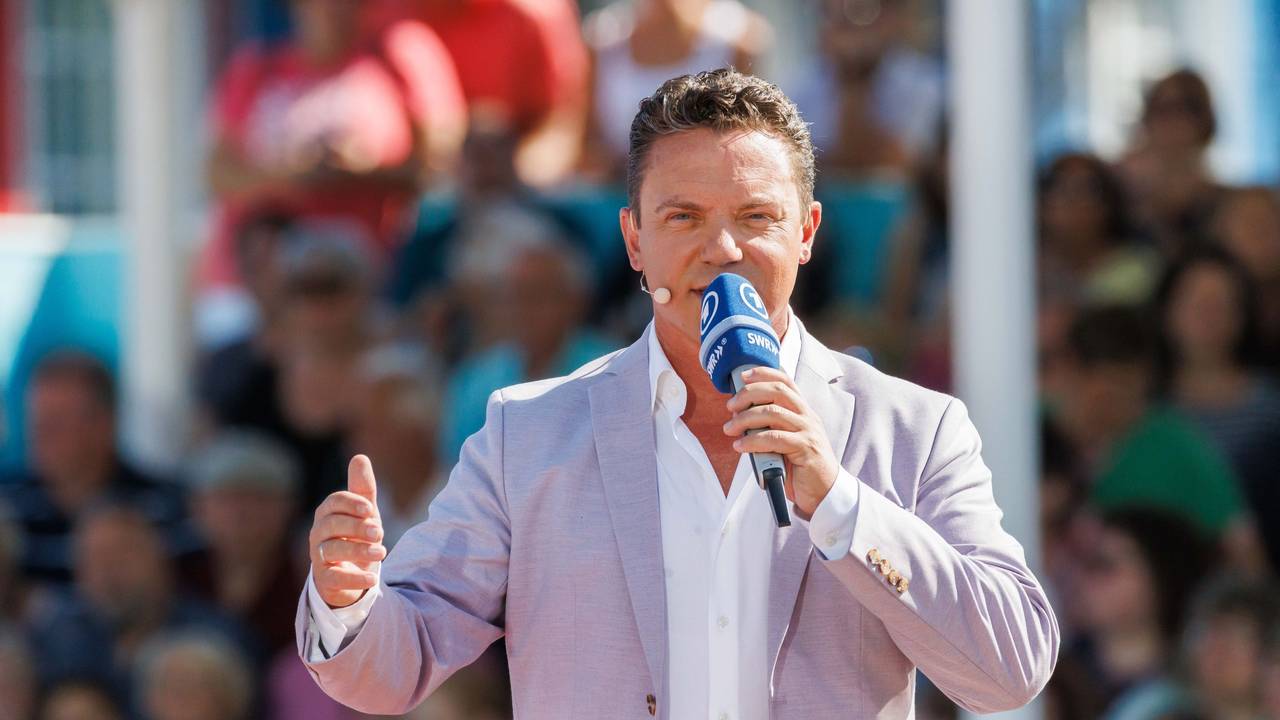 Moderator und Sänger Stefan Mross steht im Vorfeld der Liveübertragung der ARD-Schlagersendung „Immer wieder sonntags“ in der Showarena auf der Bühne vor der Kamera, hier im Juni 2022.