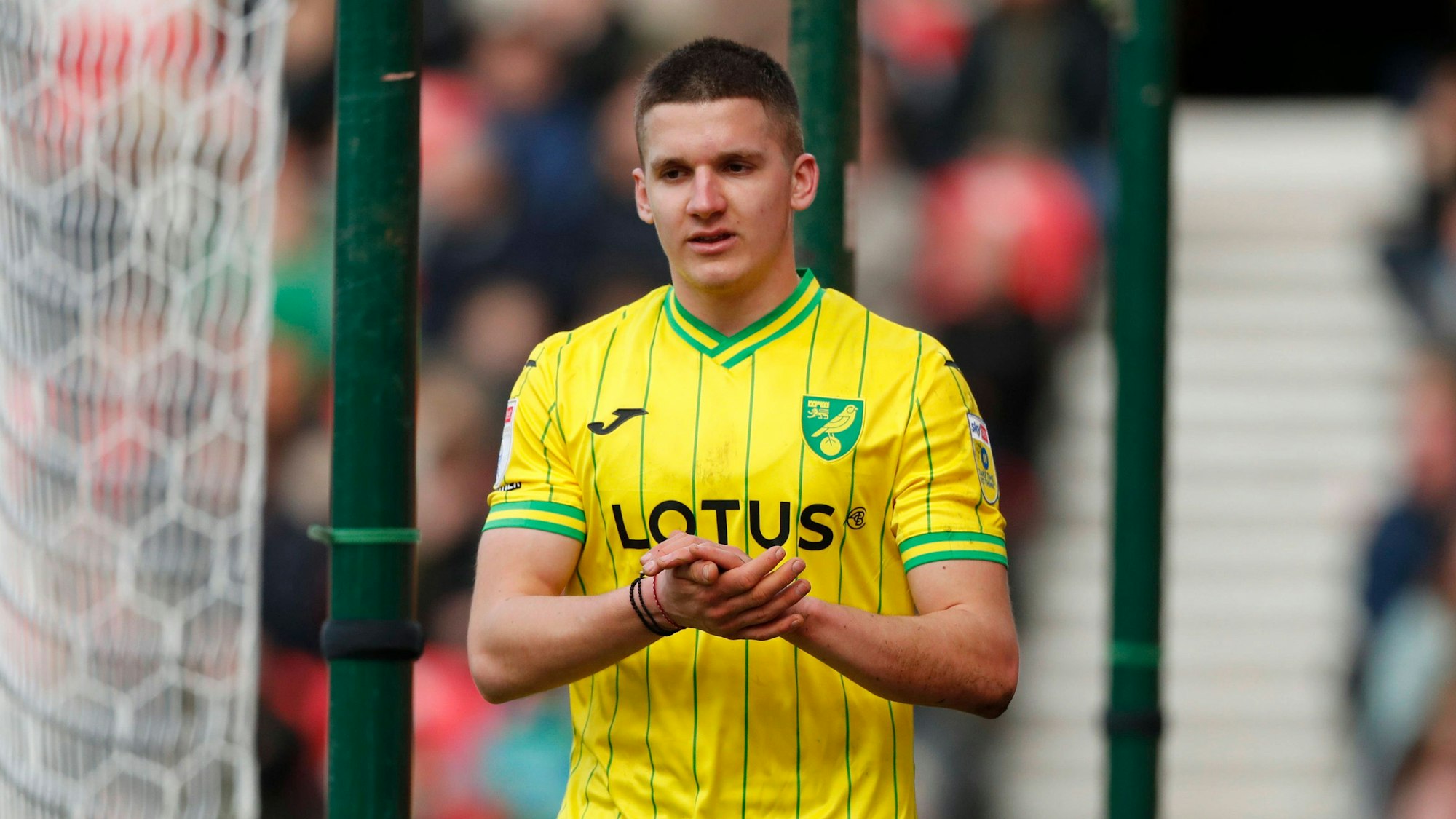 Christos Tzolis steht im Spiel bei Stoke City auf dem Platz.