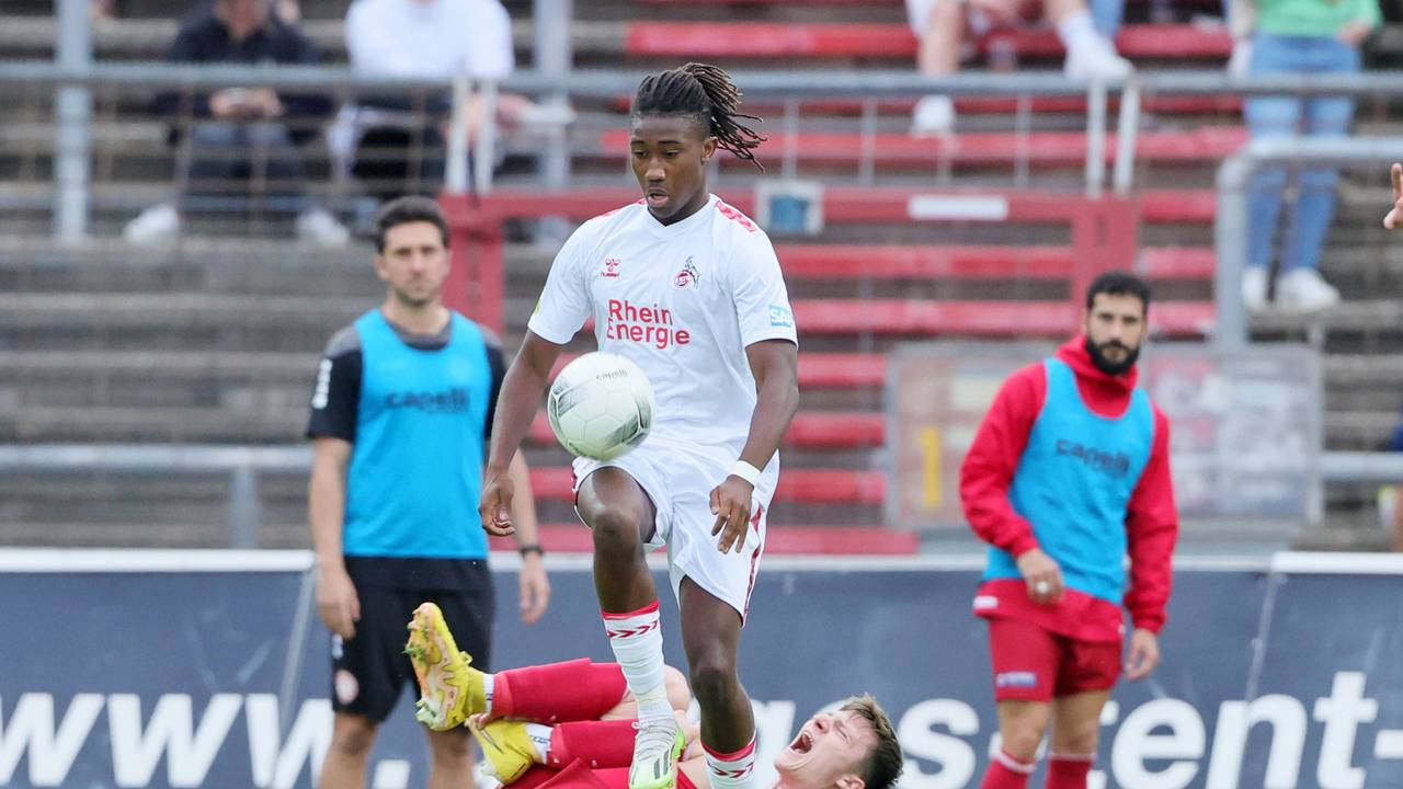 Joao Pinto hält mit dem Knie den Ball hoch.
