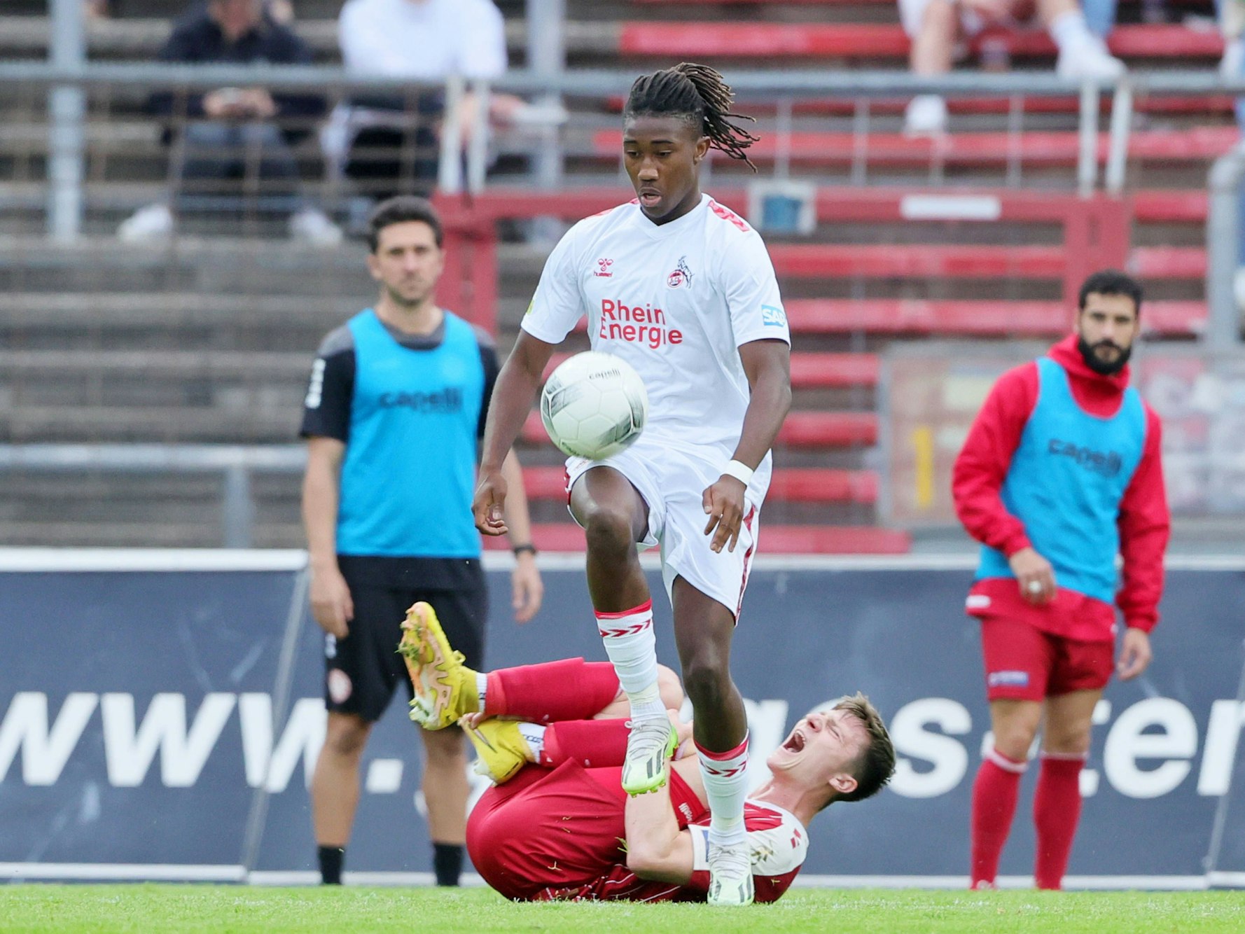 Joao Pinto hält mit dem Knie den Ball hoch.