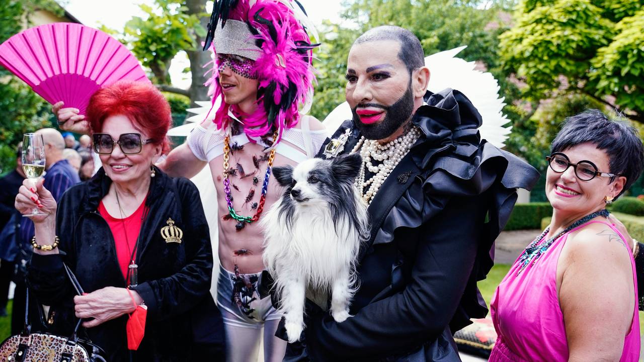 Harald Glööckler (2.v.r.), Modeschöpfer, und Manuel Flickinger (2.v.l.) als Kunstfigur «Lafayette Diamond» stehen mit zwei weiteren Besucherinnen bei der Geburtstagsparty im Garten seines Hauses. Glööckler feiert hier seinen 57. Geburtstag.