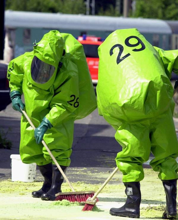 Feuerwehrleute in Chemieschutzanzügen neutralisieren am Montag (03.06.2002) auf dem Gelände der Deutschen Bundesbahn ätzende Flüssigkeit.