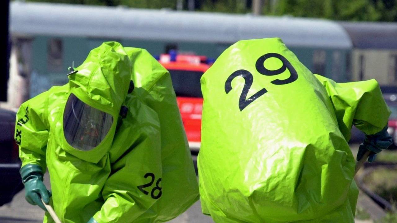 Feuerwehrleute in Chemieschutzanzügen neutralisieren am Montag (03.06.2002) auf dem Gelände der Deutschen Bundesbahn ätzende Flüssigkeit.