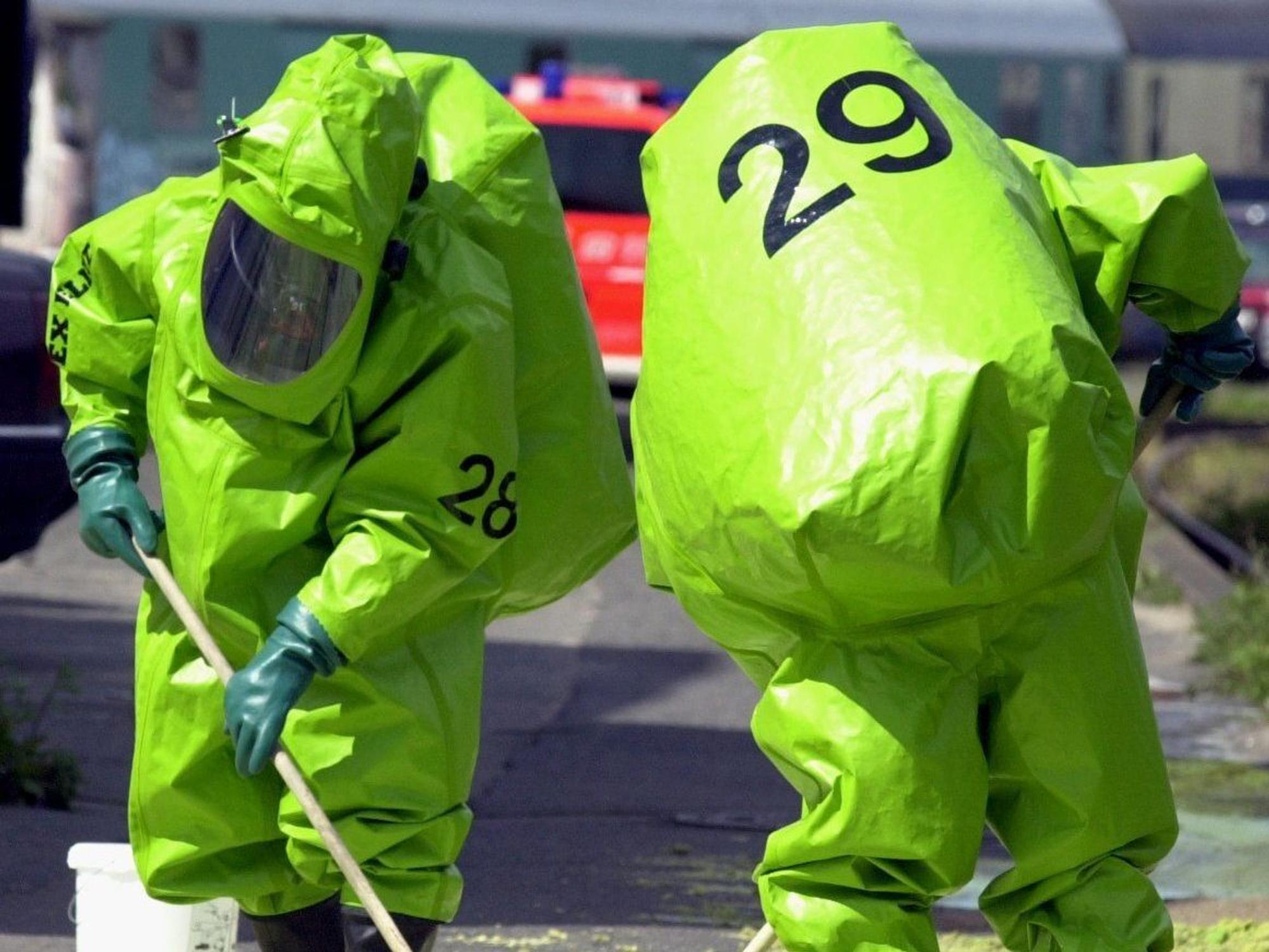 Feuerwehrleute in Chemieschutzanzügen neutralisieren am Montag (03.06.2002) auf dem Gelände der Deutschen Bundesbahn ätzende Flüssigkeit.