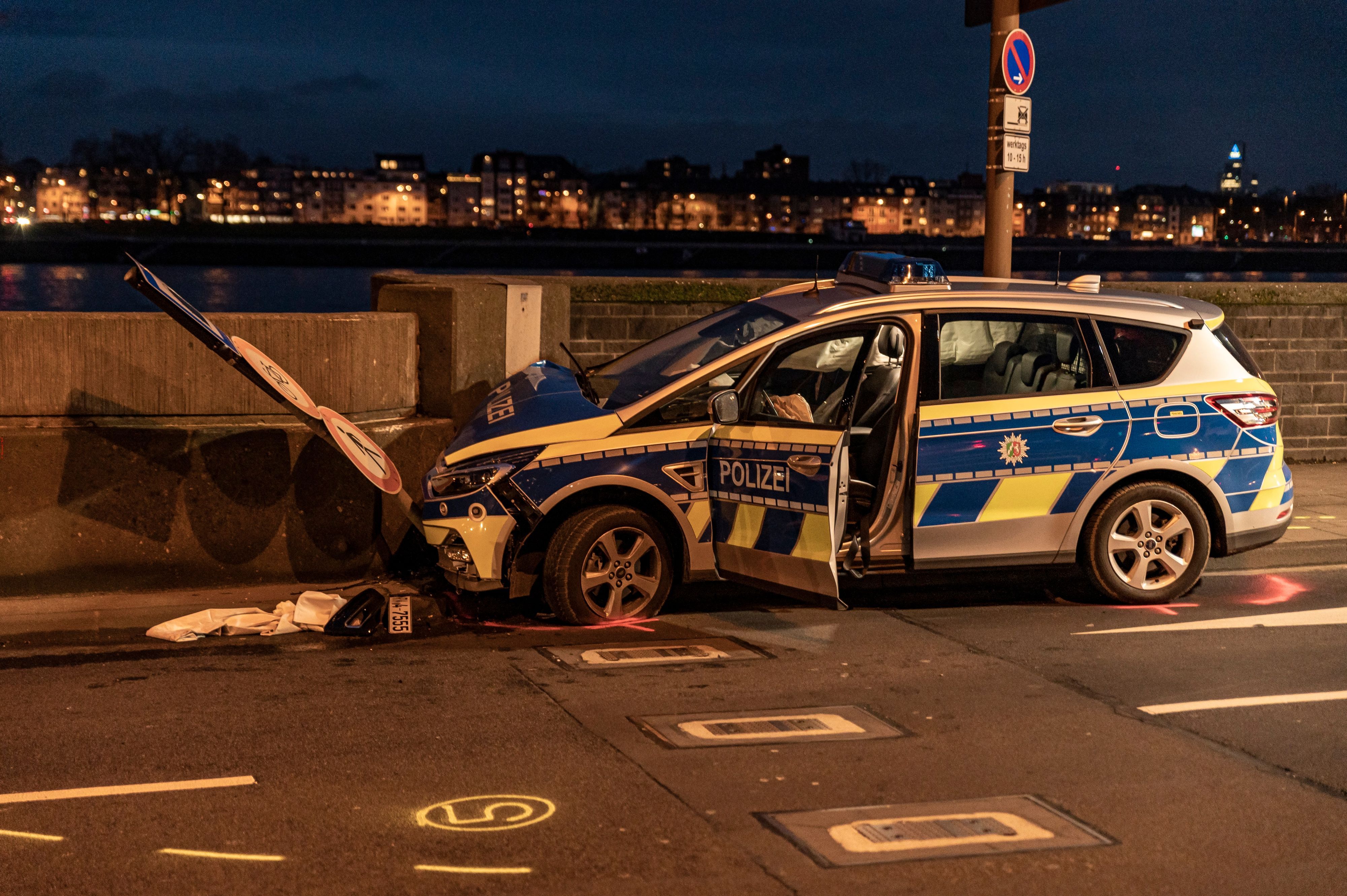 Bei einem Verkehrsunfall mit einem Streifenwagen sind zwei Polizisten am Rheinufertunnel verletzt worden.