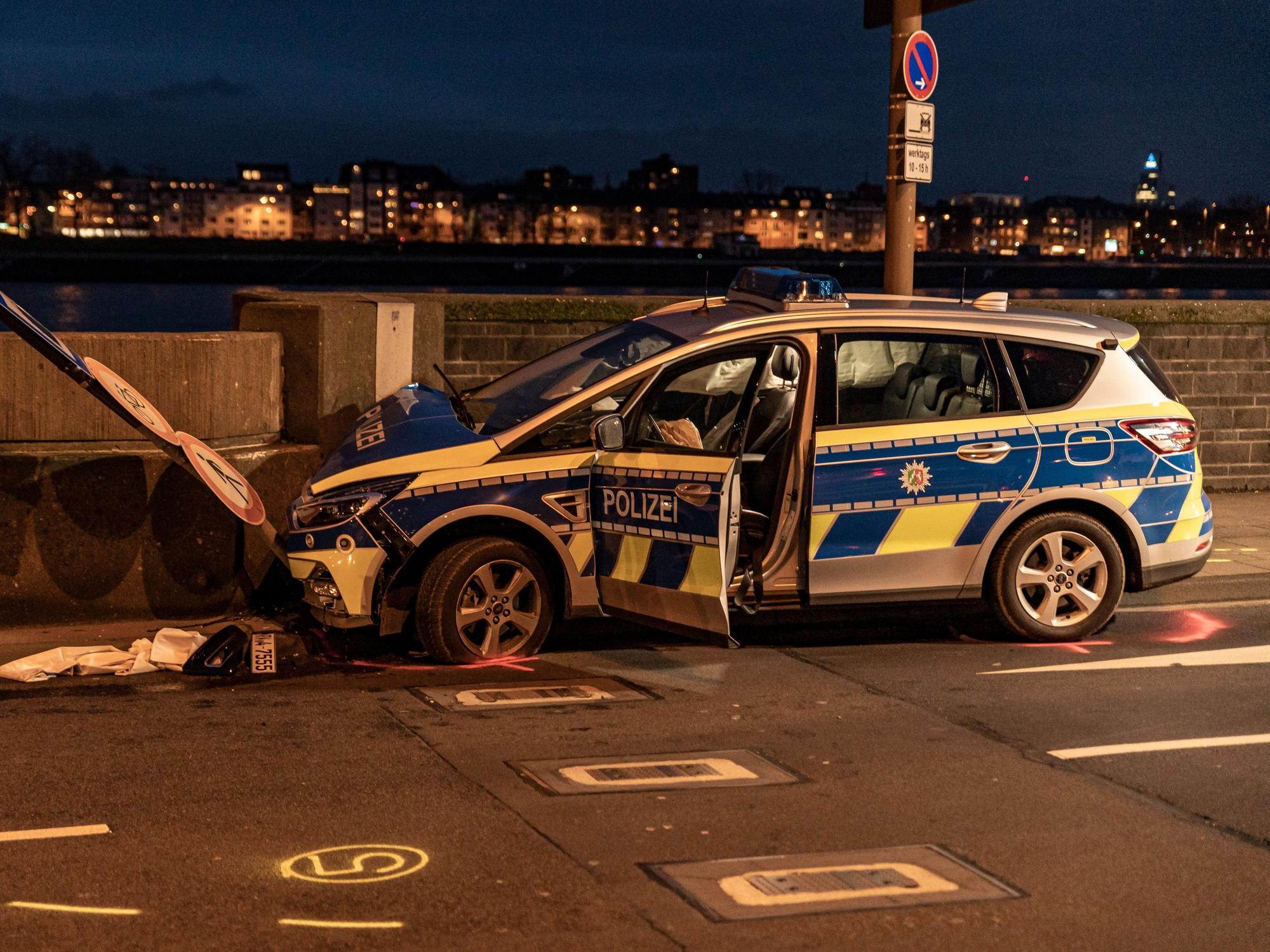 Bei einem Verkehrsunfall mit einem Streifenwagen sind zwei Polizisten am Rheinufertunnel verletzt worden.