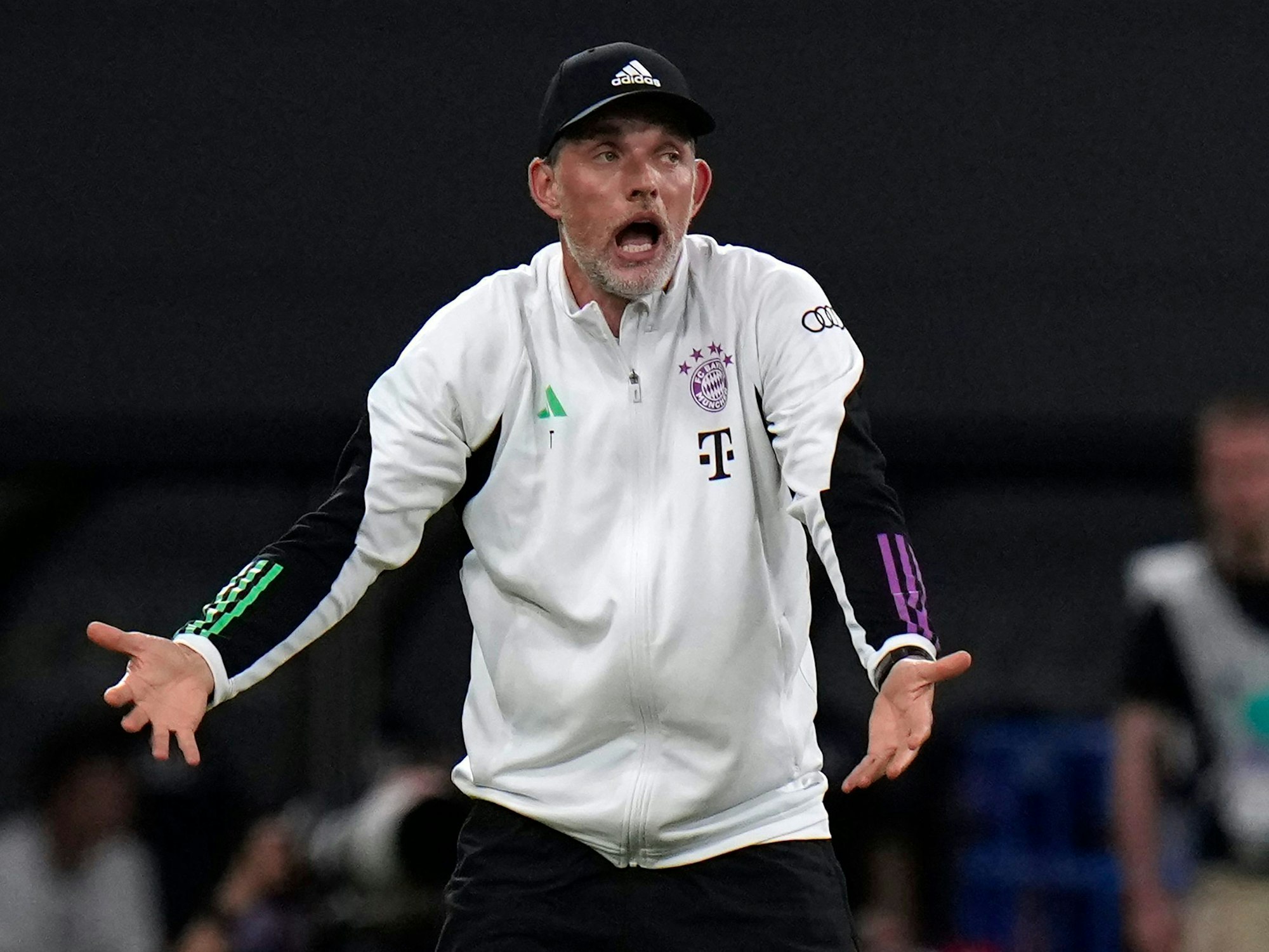 Thomas Tuchel, Trainer des FC Bayern München, gestikuliert an der Seitenlinie.