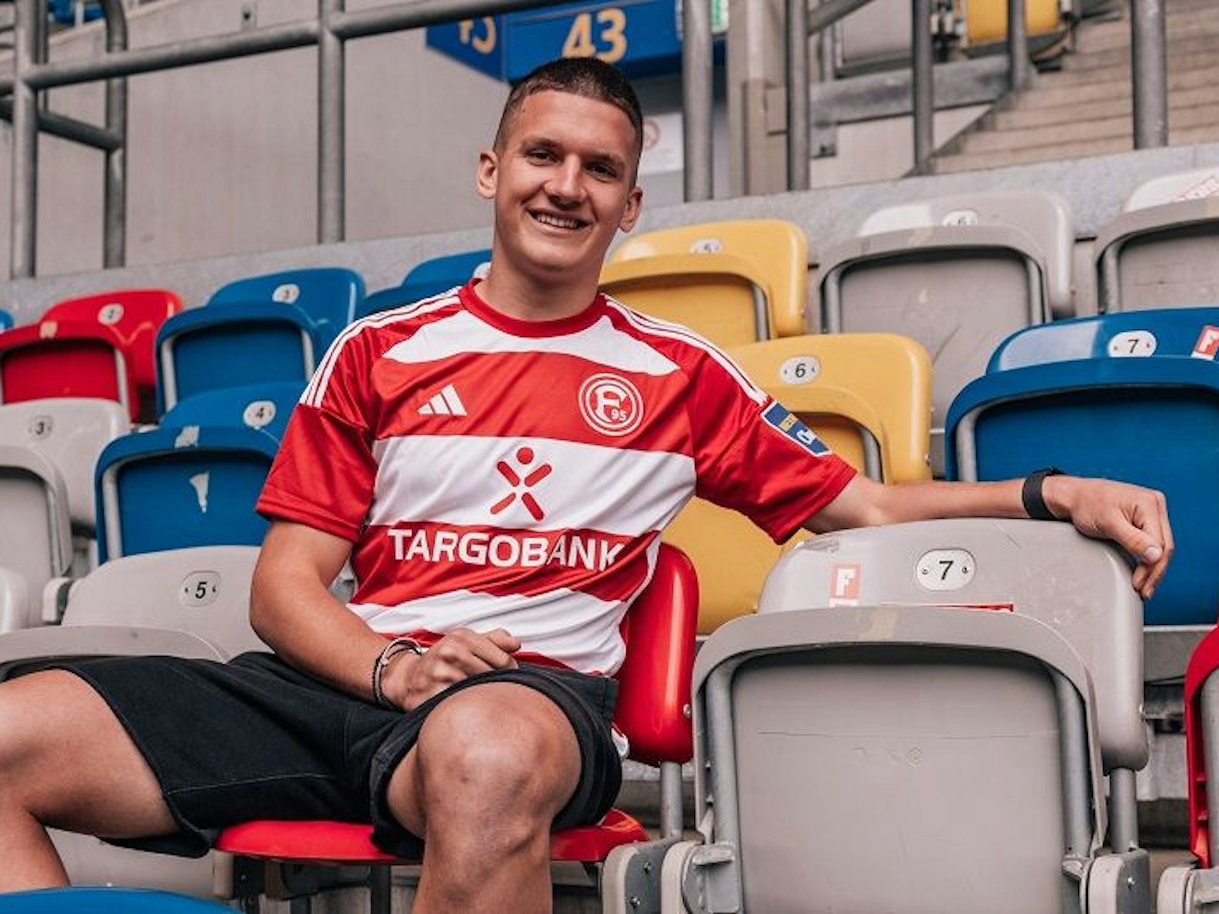 Christos Tzolis posiert in der Merkur-Spiel-Arena.