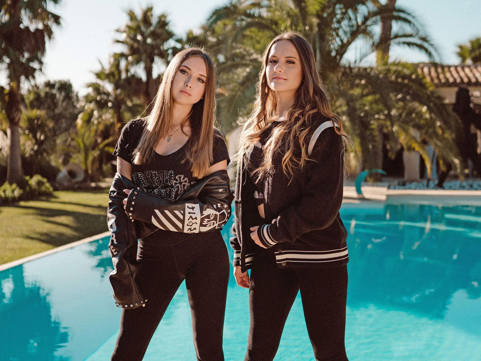 Davina Shakira Geiss und Shania Tyra Geiss posieren.
