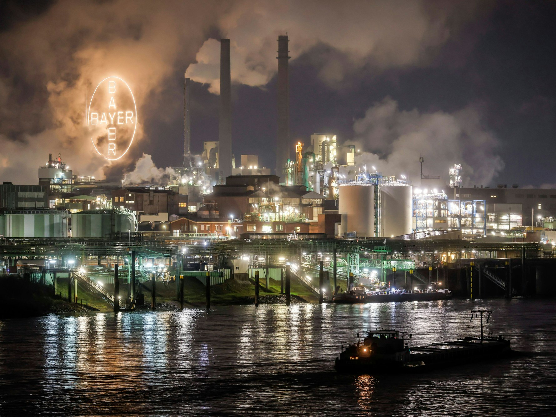 Das Bayer-Werk in der Nacht.