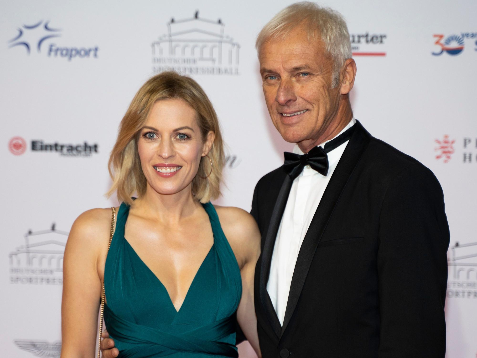 Jule Gölsdorf (l) und Ex-VW-Chef Matthias Müller (r) posieren.