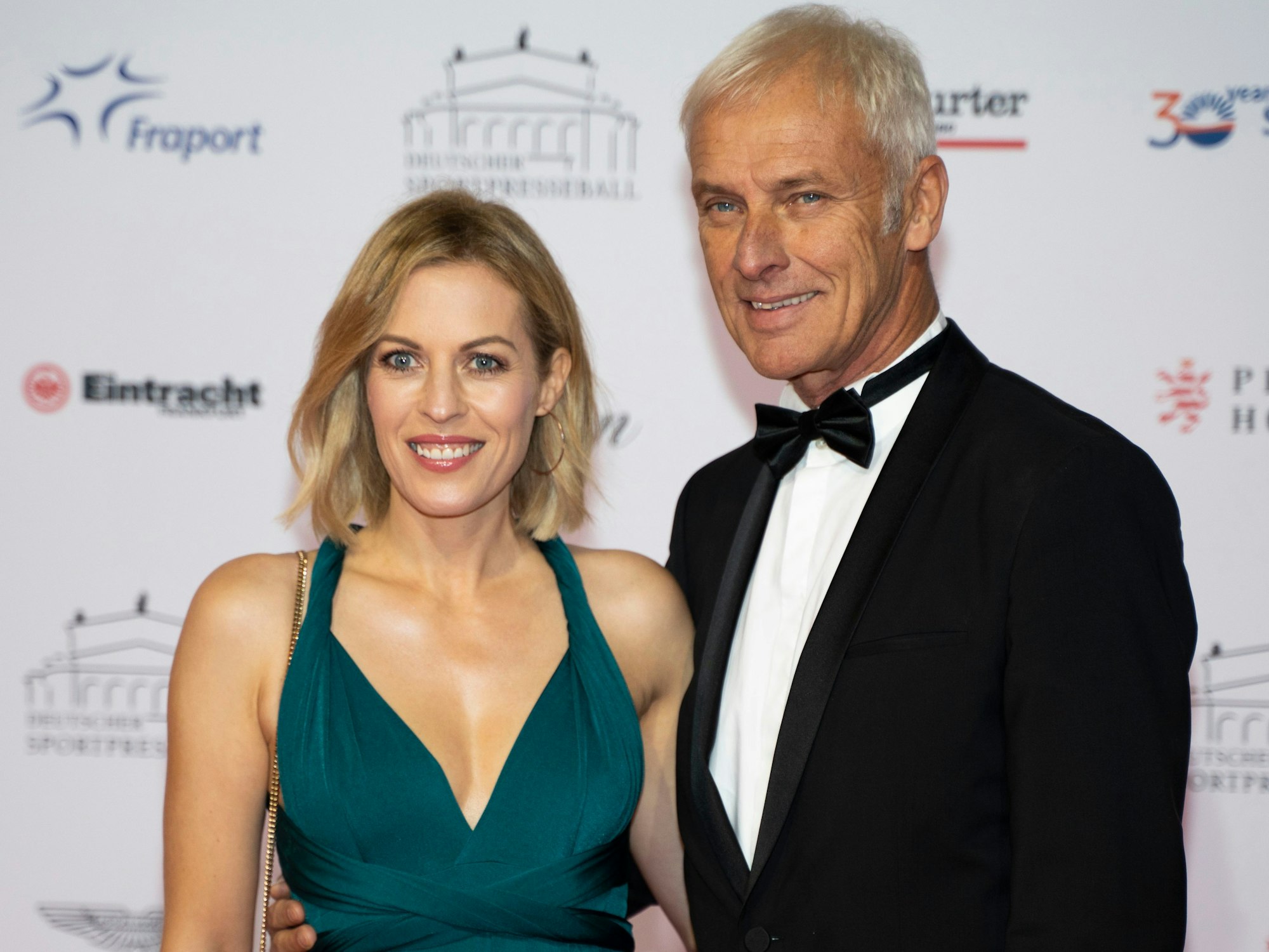 Jule Gölsdorf (l) und Ex-VW-Chef Matthias Müller (r) posieren.