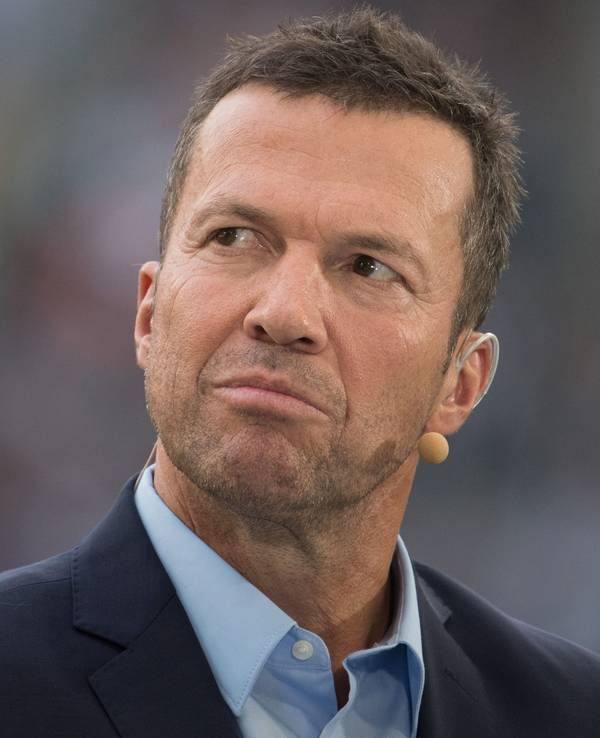 Rekord-Nationalspieler und Fußball-Experte Lothar Matthäus am Spielfeldrand.