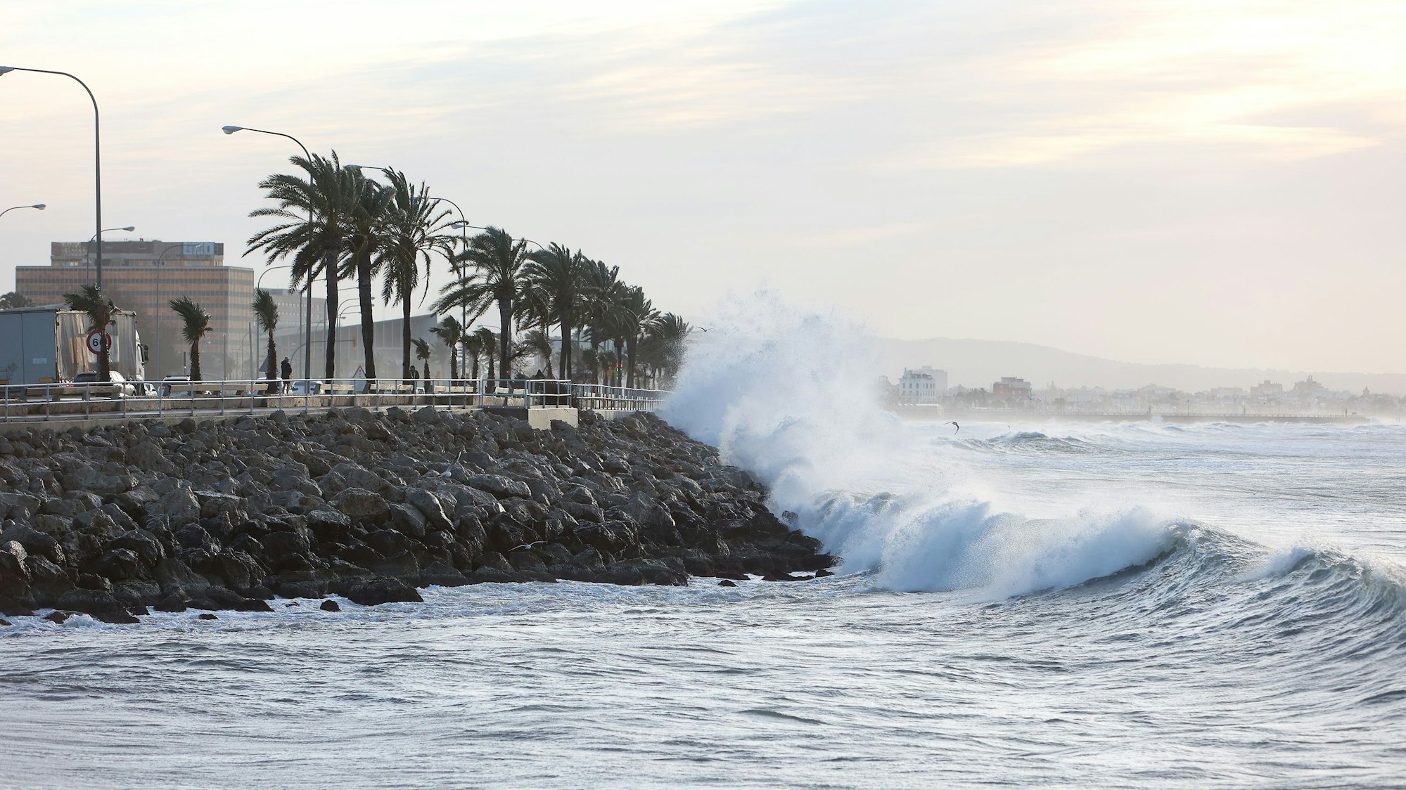 Große Wellen schlagen gegen die Küste von Palma de Mallorca.
