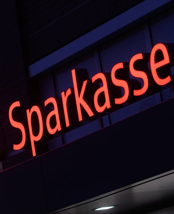 Ein Schriftzug der Sparkasse leuchtet an einer Filiale in der Region Hannover, hier im Januar 2023.