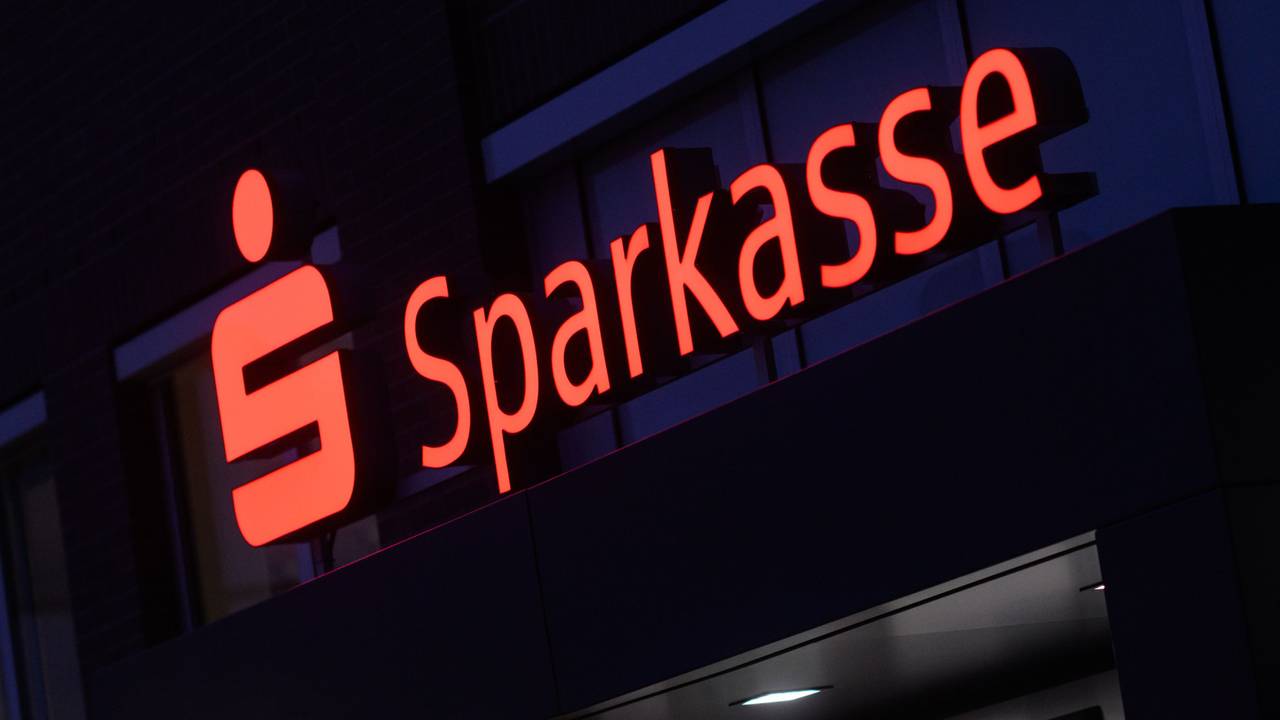 Ein Schriftzug der Sparkasse leuchtet an einer Filiale in der Region Hannover, hier im Januar 2023.