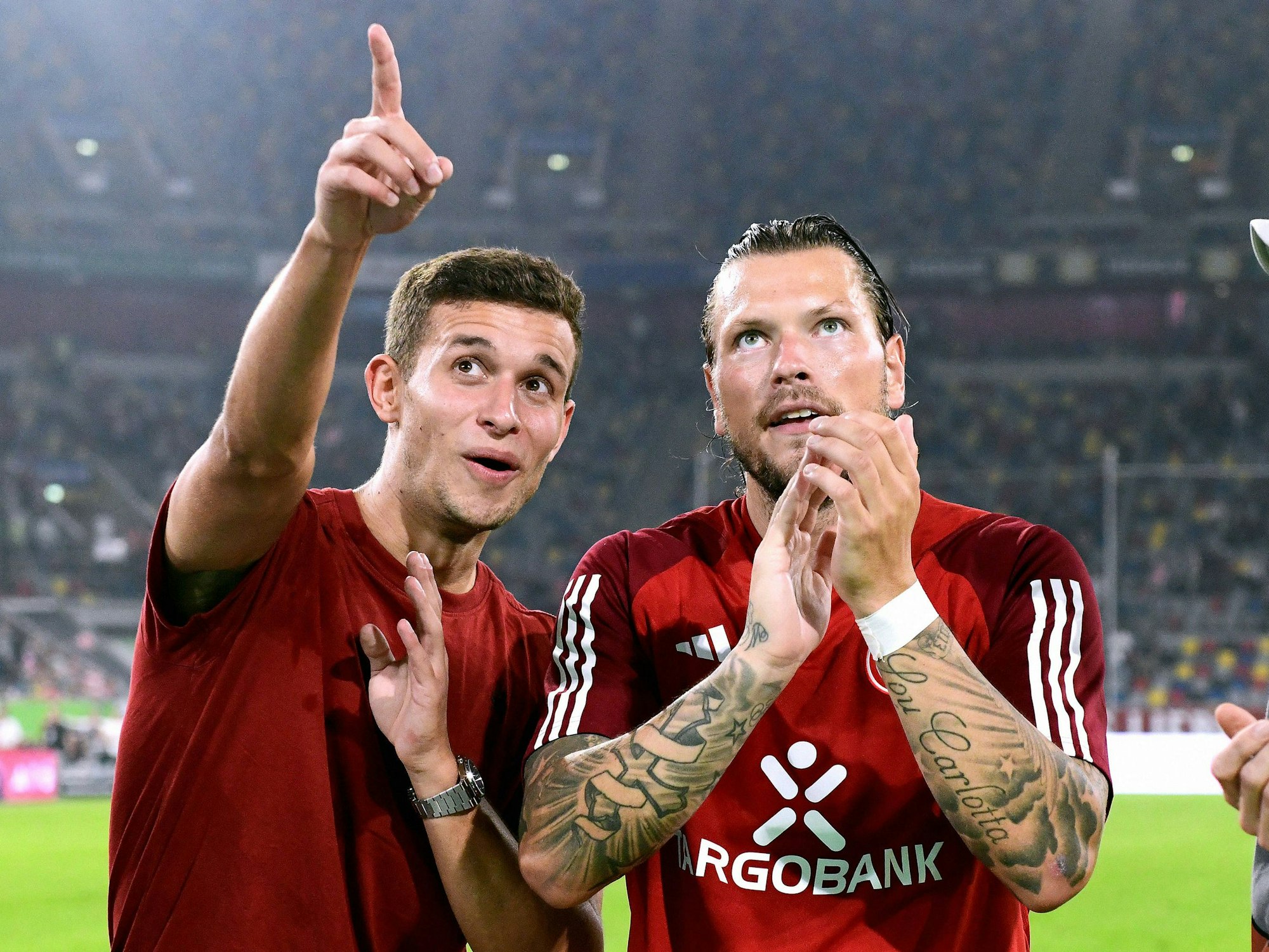 Tim Oberdorf und Daniel Ginczek stehen nach dem Sieg gegen Hertha vor der Fan-Kurve.