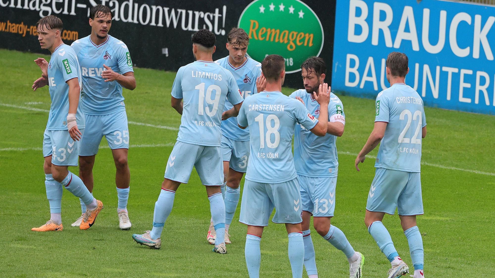 Die FC-Profis bejubeln mit Mark Uth dessen Testspiel-Tor.