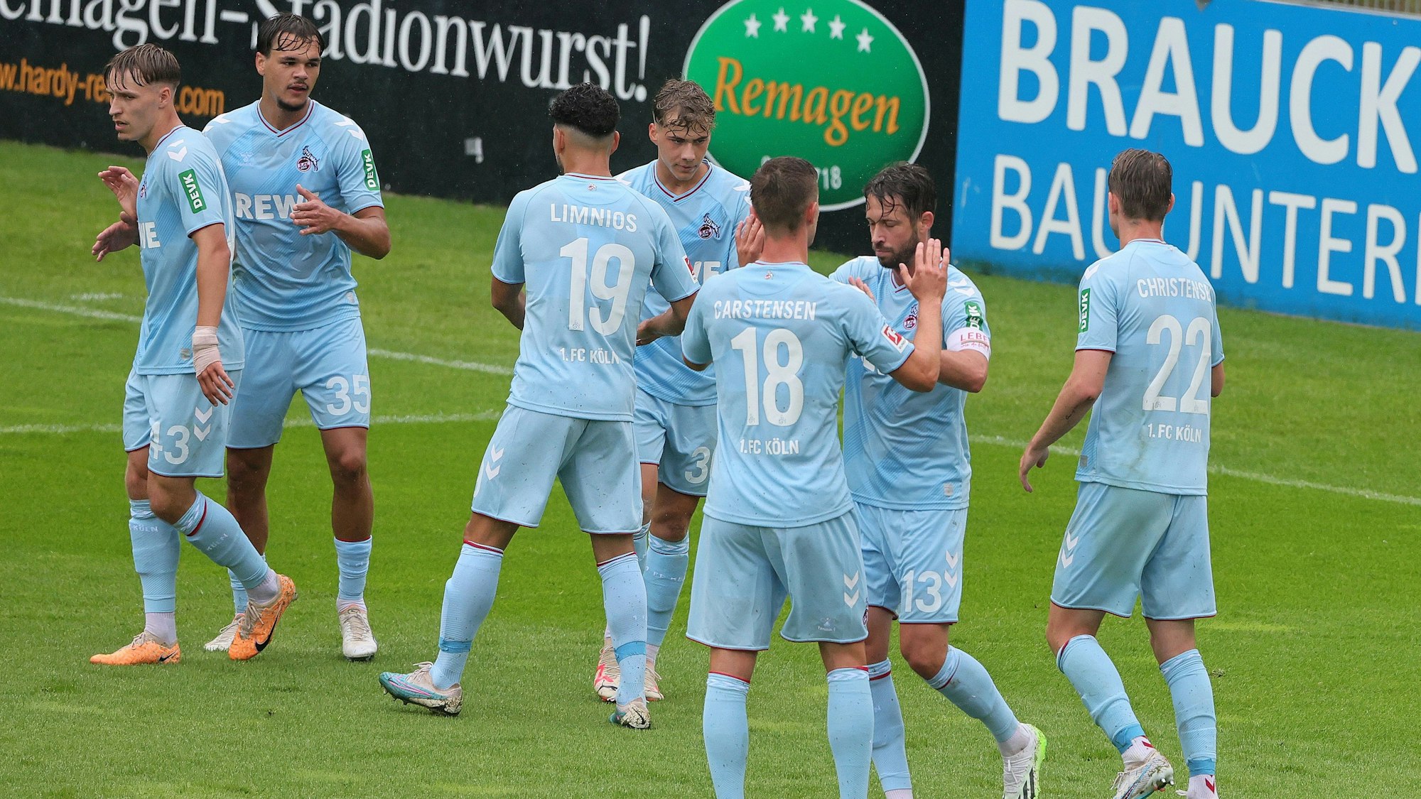 Die FC-Profis bejubeln mit Mark Uth dessen Testspiel-Tor.