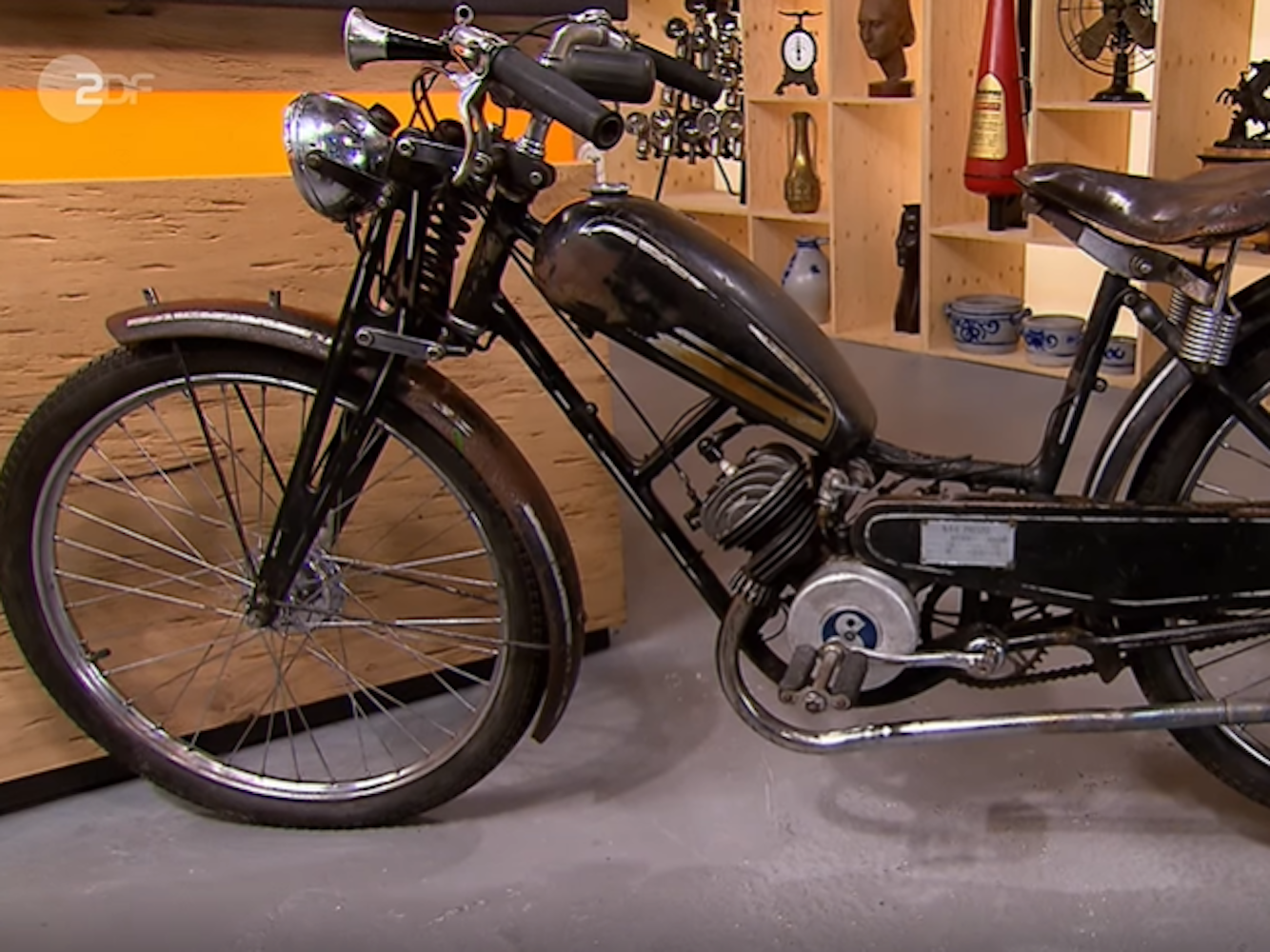 Das Damenmotorrad, hier auf einem Foto aus der Sendung „Bares für Rares“ vom August 2023, war nicht zu 100 Prozent original.