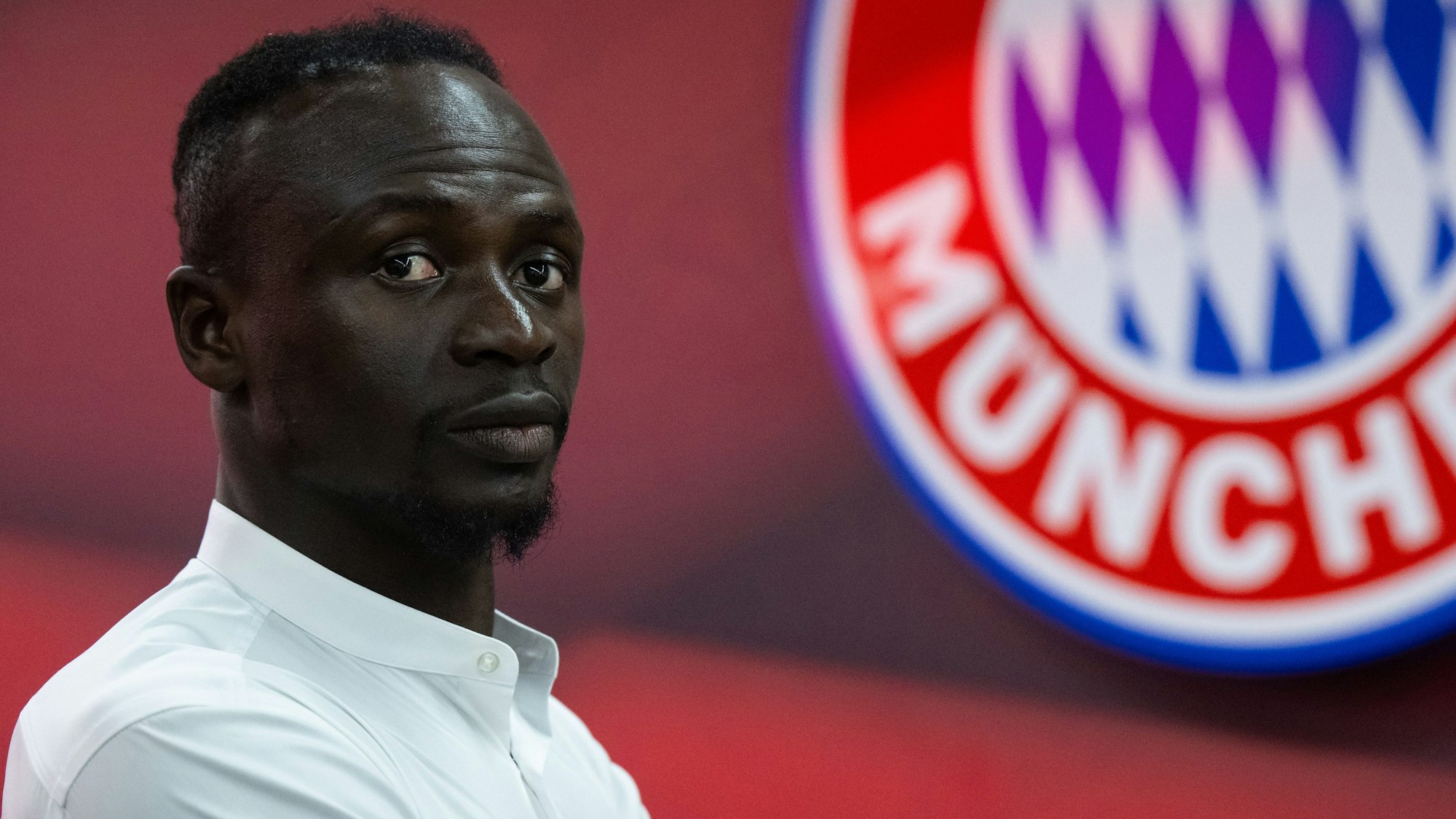 Sadio Mané steht nach seiner Vorstellung als neuer Spieler vom FC Bayern im Spielertunnel.