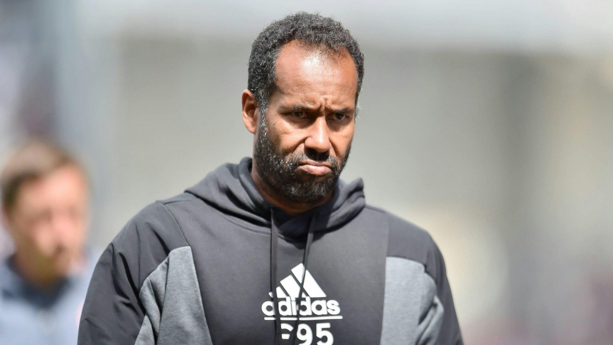 Fortuna Düsseldorfs Cheftrainer Daniel Thioune steht skeptisch blickend am Spielfeldrand.