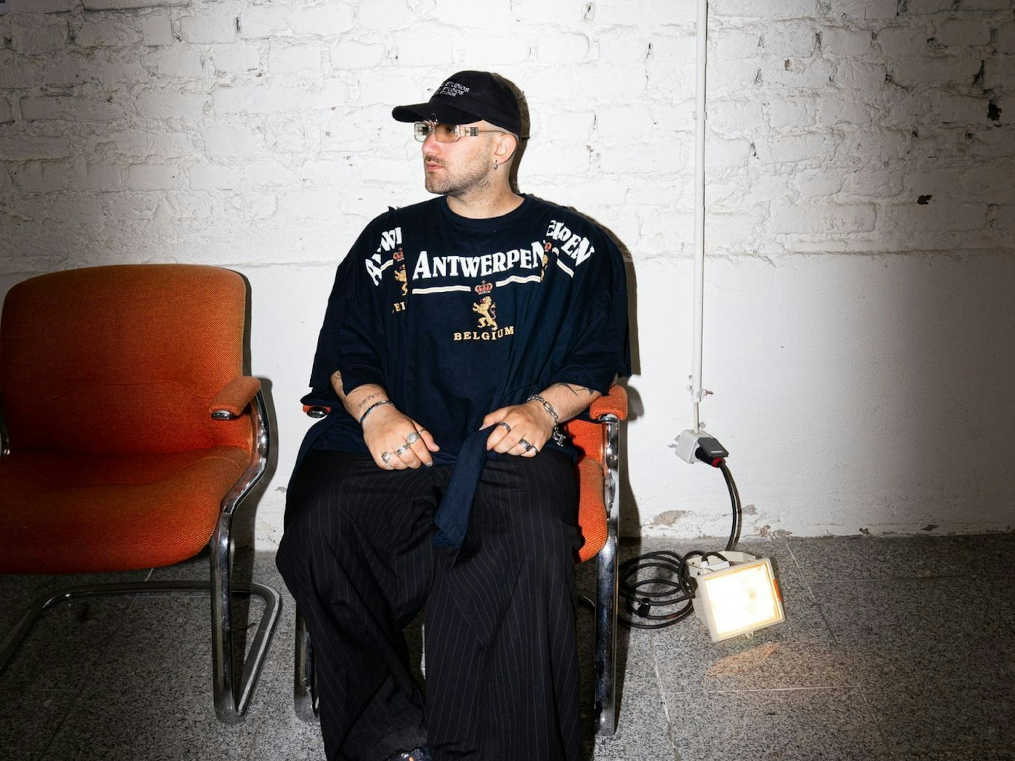 Rico mit ein paar Stücken, die er selbst genäht hat.